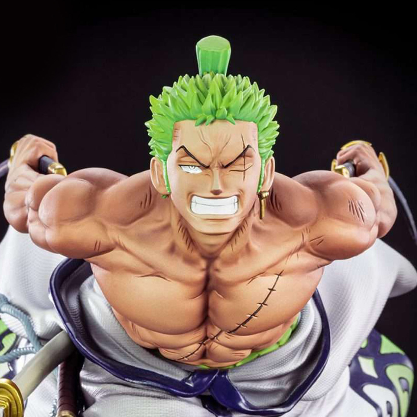 Zoro-Figur aus One Piece mit grünen Haaren, ohne Hemd, drei Schwertern und Kampfhaltung.