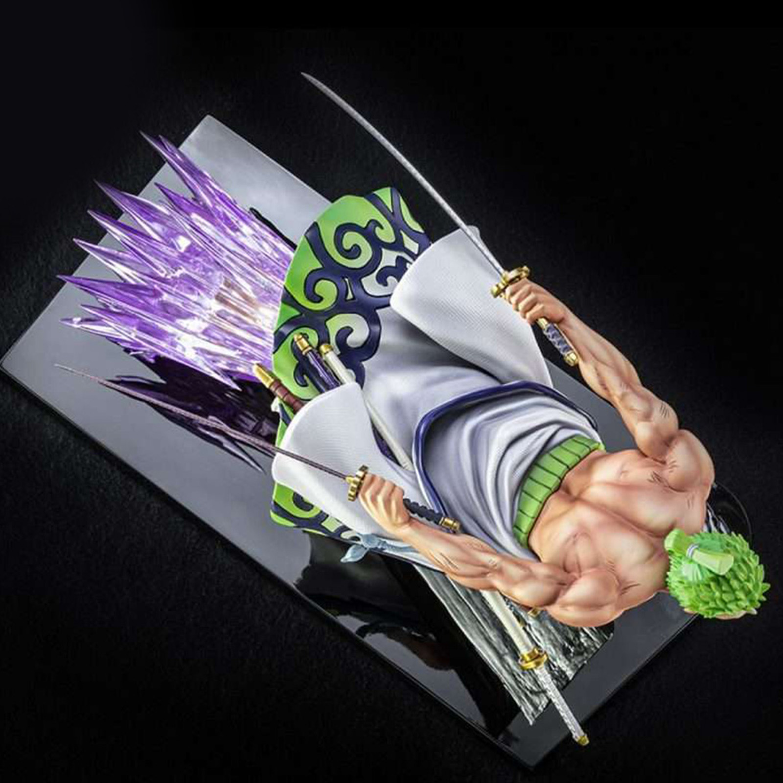 Zoro-Statue, liegend auf schwarzer Oberfläche, mit drei Schwertern.