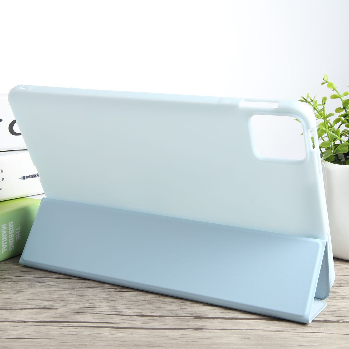 Blaue Tablet-Hülle mit Ständer.