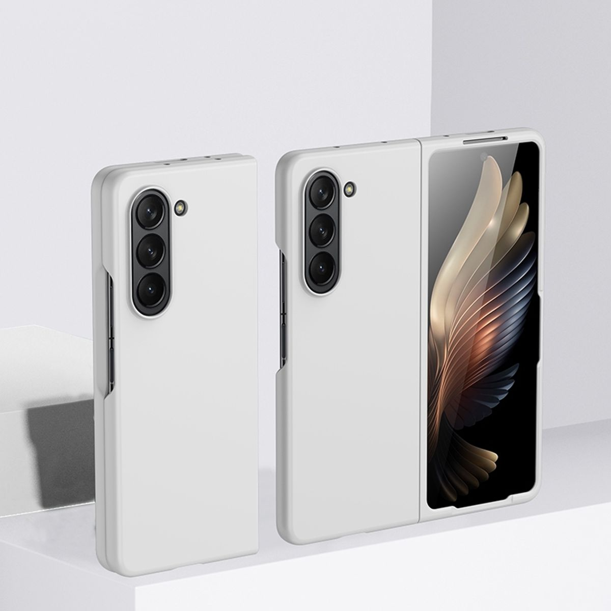 Weiße Handyhülle mit Telefon. Das Telefon ist gefaltet und zeigt einen Bildschirm. Weißer Hintergrund.