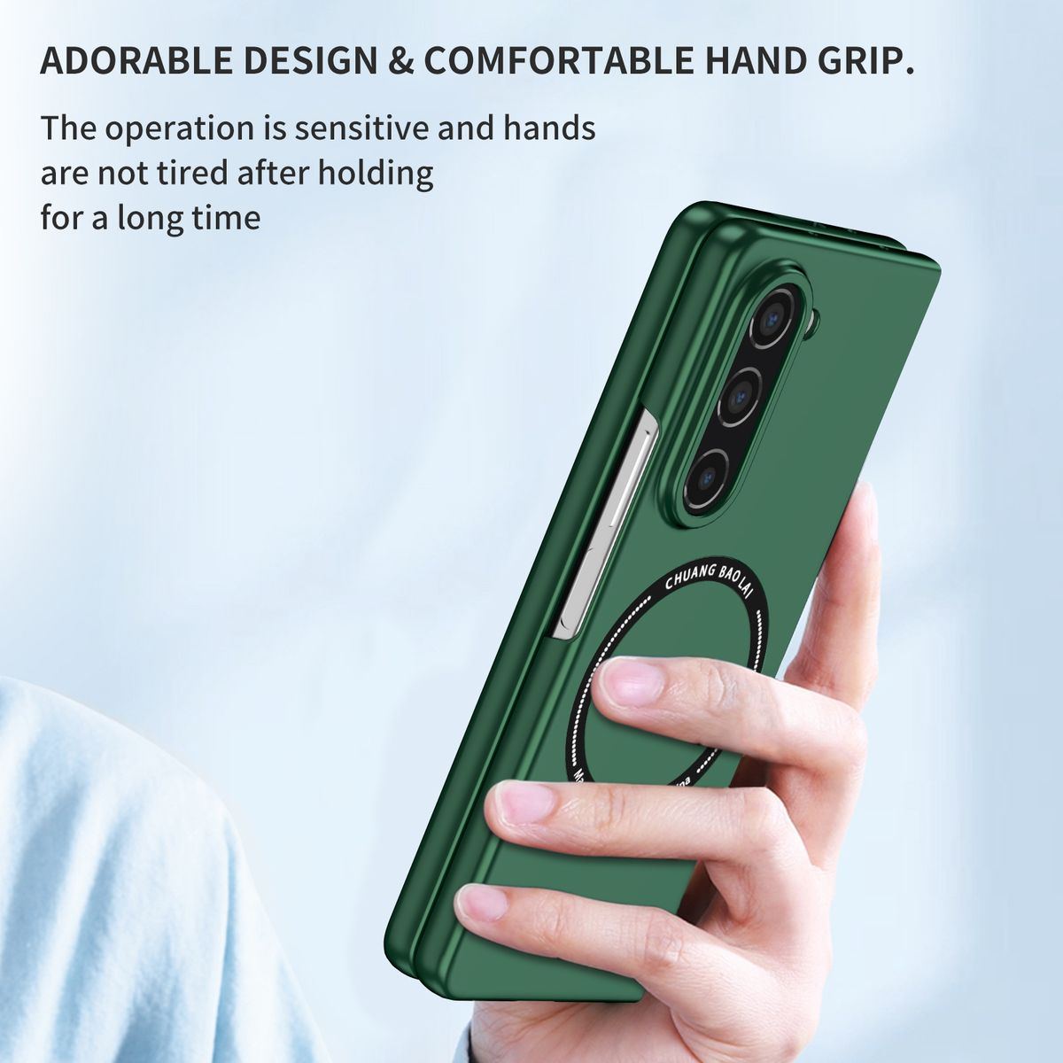 Grüne Handyhülle mit kreisförmigem magnetischem Kartenhalter, gehalten in einer Hand. Die Hülle hat drei Kameras.