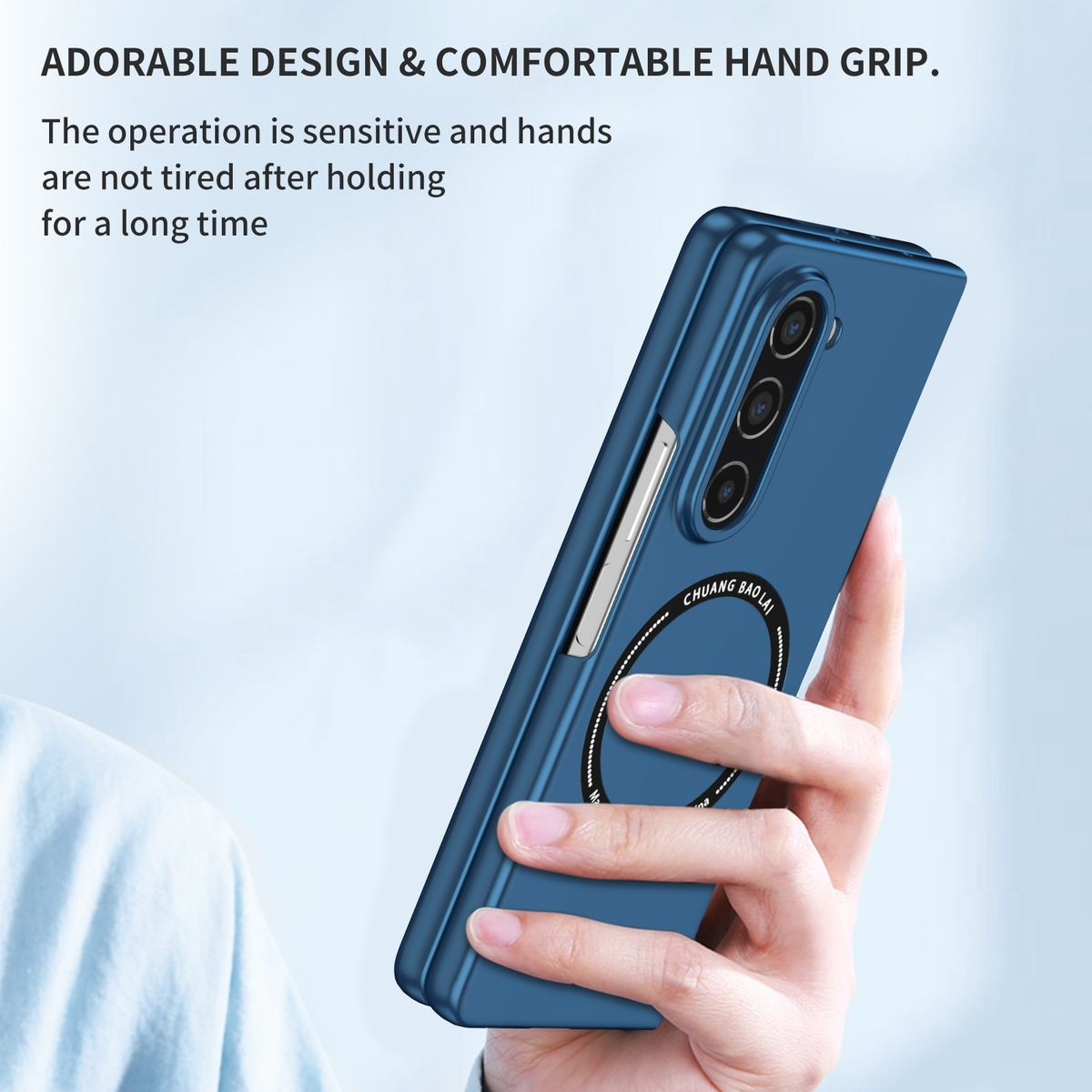 Blaue Handyhülle, eine Hand hält sie. Das Telefon ist blau und hat einen runden Magneten.