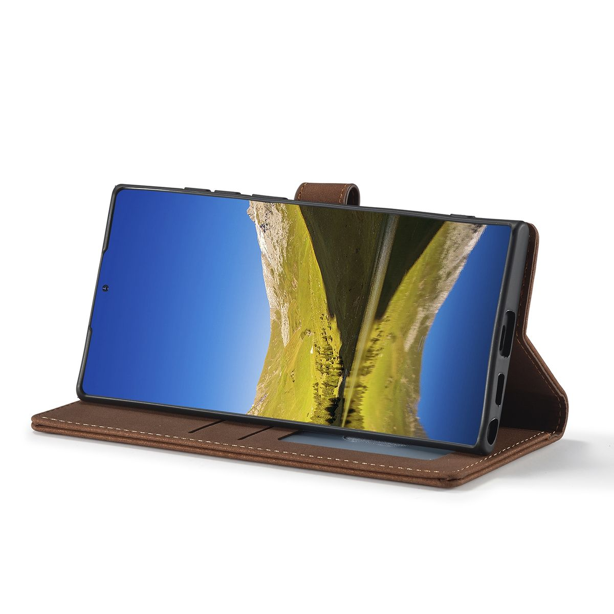 Eine braune Handyhülle ist geöffnet und zeigt ein Telefon mit einem Landschaftsbild. Das Telefon steht auf einer weißen Oberfläche.
