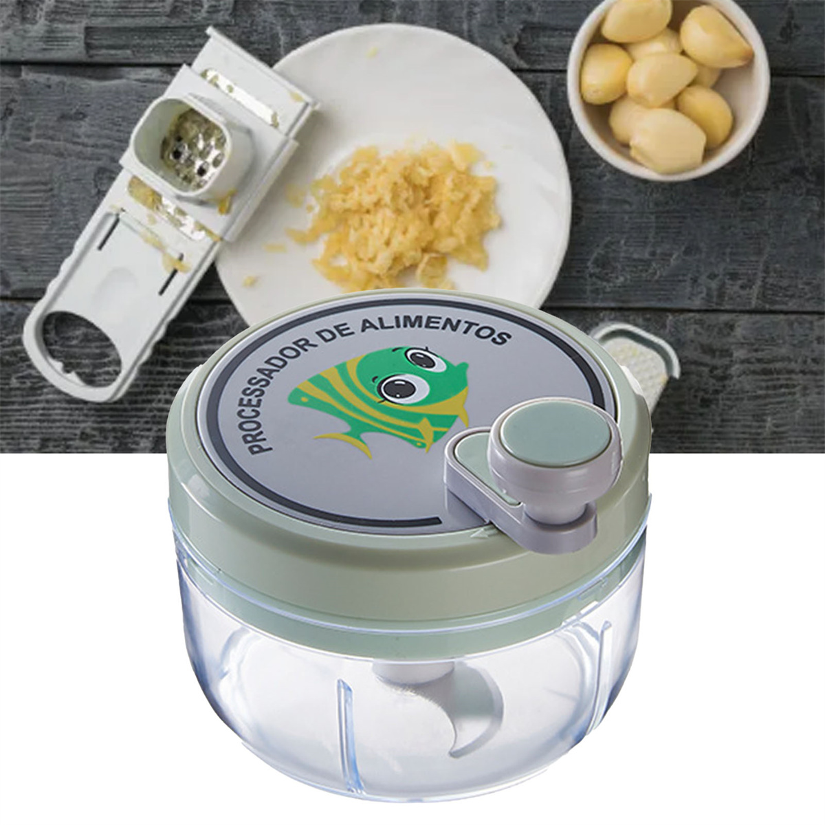 Ein Food-Processor mit Knoblauch und einem Teller mit gehackten Zutaten auf einer Holzoberfläche.