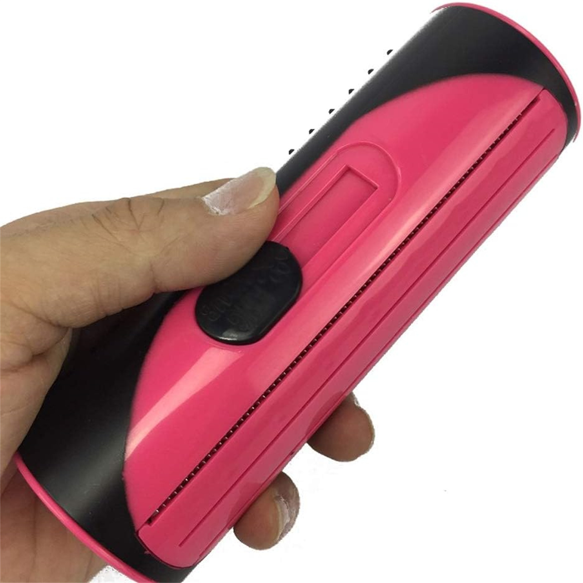 Pinker und schwarzer Haarschneider. Eine Hand hält den Trimmer mit eingeschaltetem Strom.