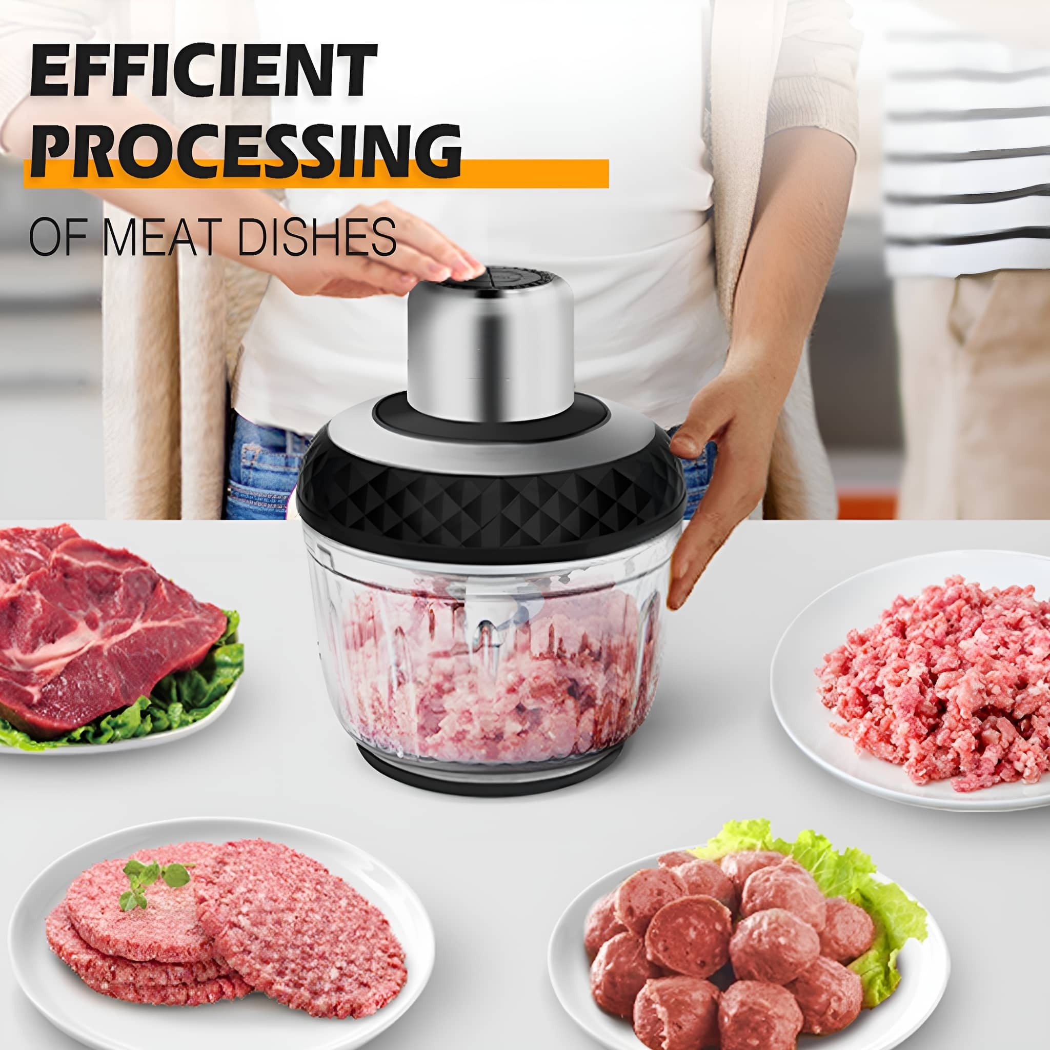 Küchenmaschine mit Hackfleisch, Patties und Fleischbällchen auf Tellern. Hände einer Frau sind sichtbar.