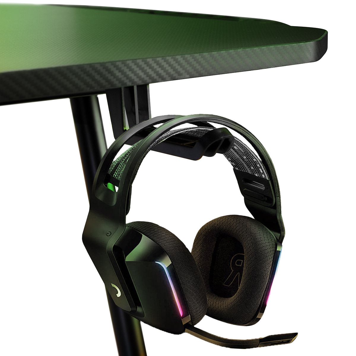 Auriculares gaming negros colgados de una mesa con patrón de fibra de carbono y verde.