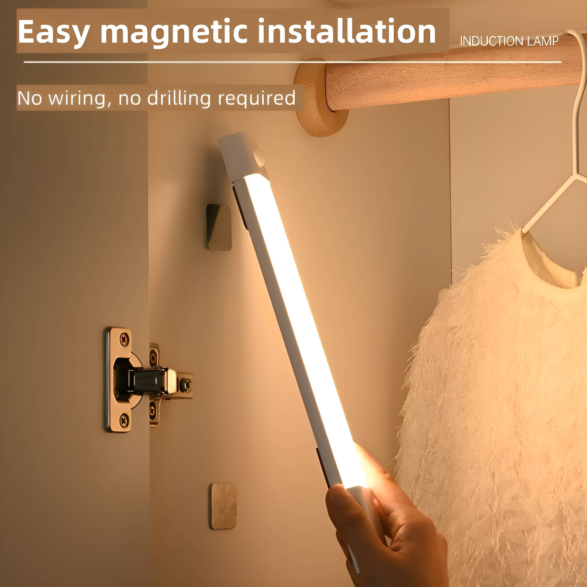 Eine weiße LED-Leuchte mit Magneten, an einer Schranktür befestigt, mit Anweisungen.