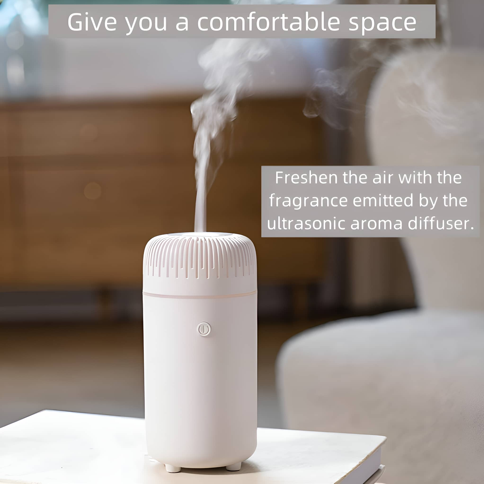 Weißer Aromadiffusor, der Dampf abgibt, auf einem Tisch, unscharfer Hintergrund.