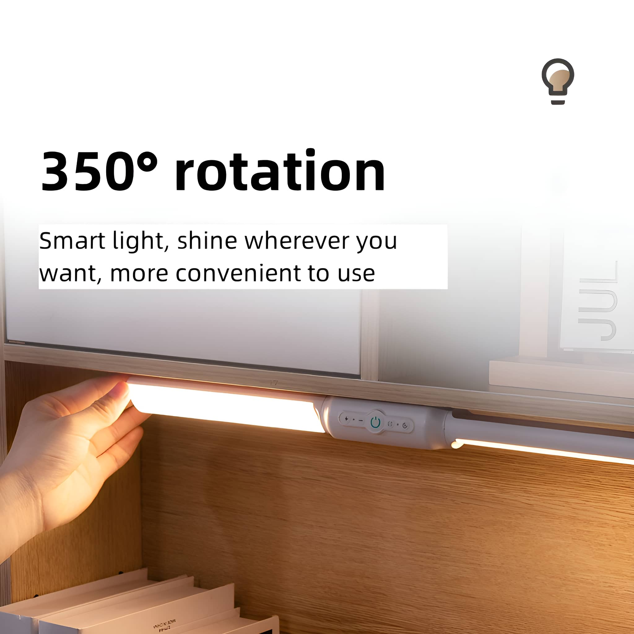Eine Hand stellt eine Lichtleiste unter einem Regal ein. Text sagt '350° Drehung' und 'Smart Light'.