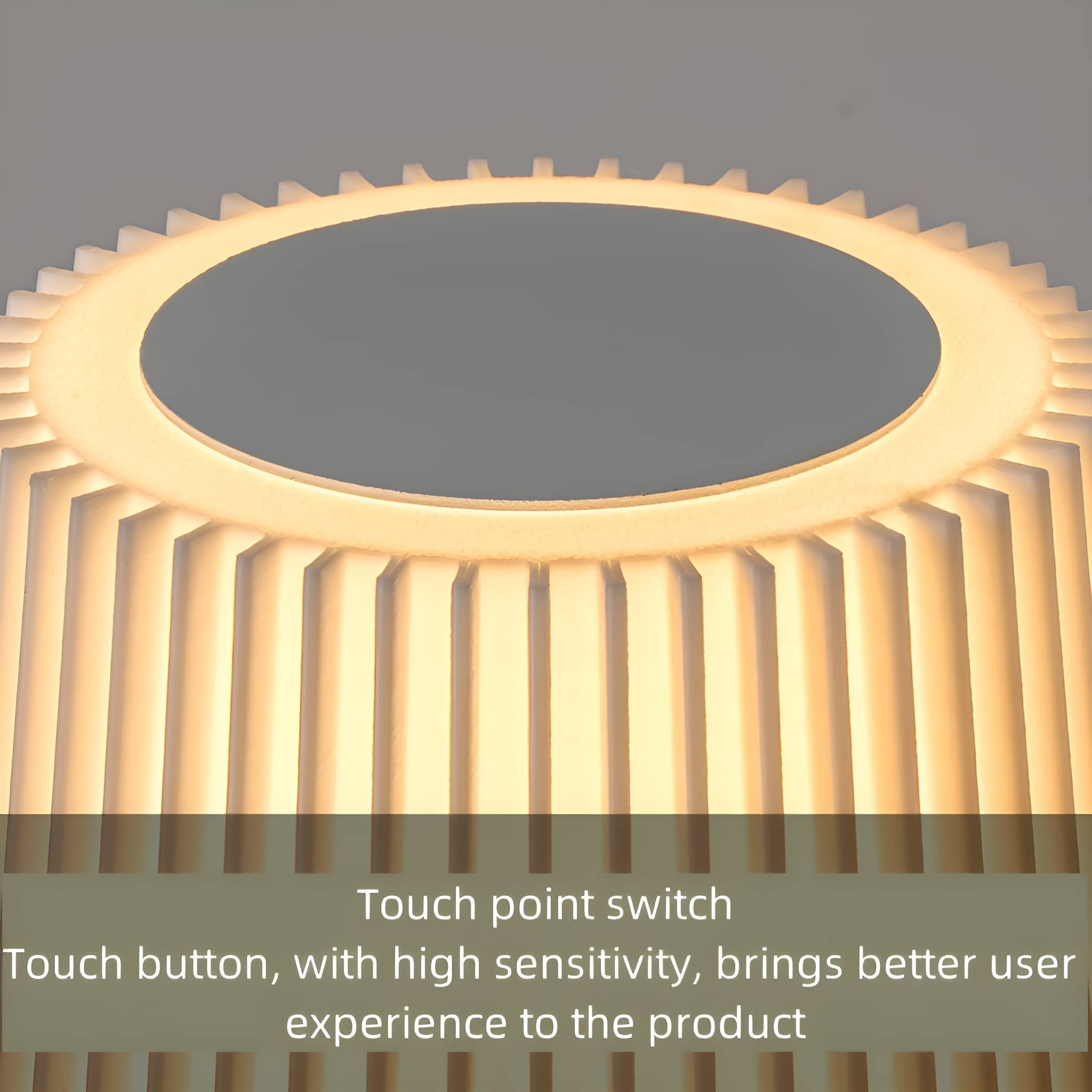 Eine weiße Lampe mit Licht, das von oben emittiert, mit Touch-Point-Schalter.