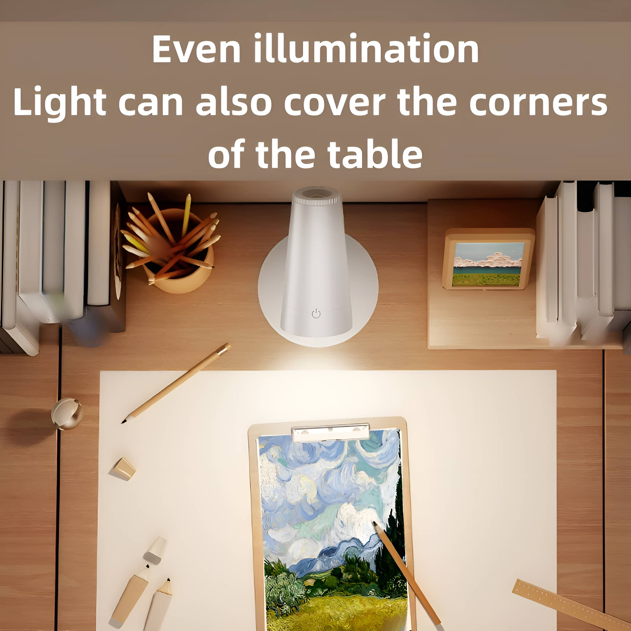 Ein Schreibtisch mit Lampe, die ein Gemälde, Bleistifte und Bücher beleuchtet. Bücherregale im Hintergrund.
