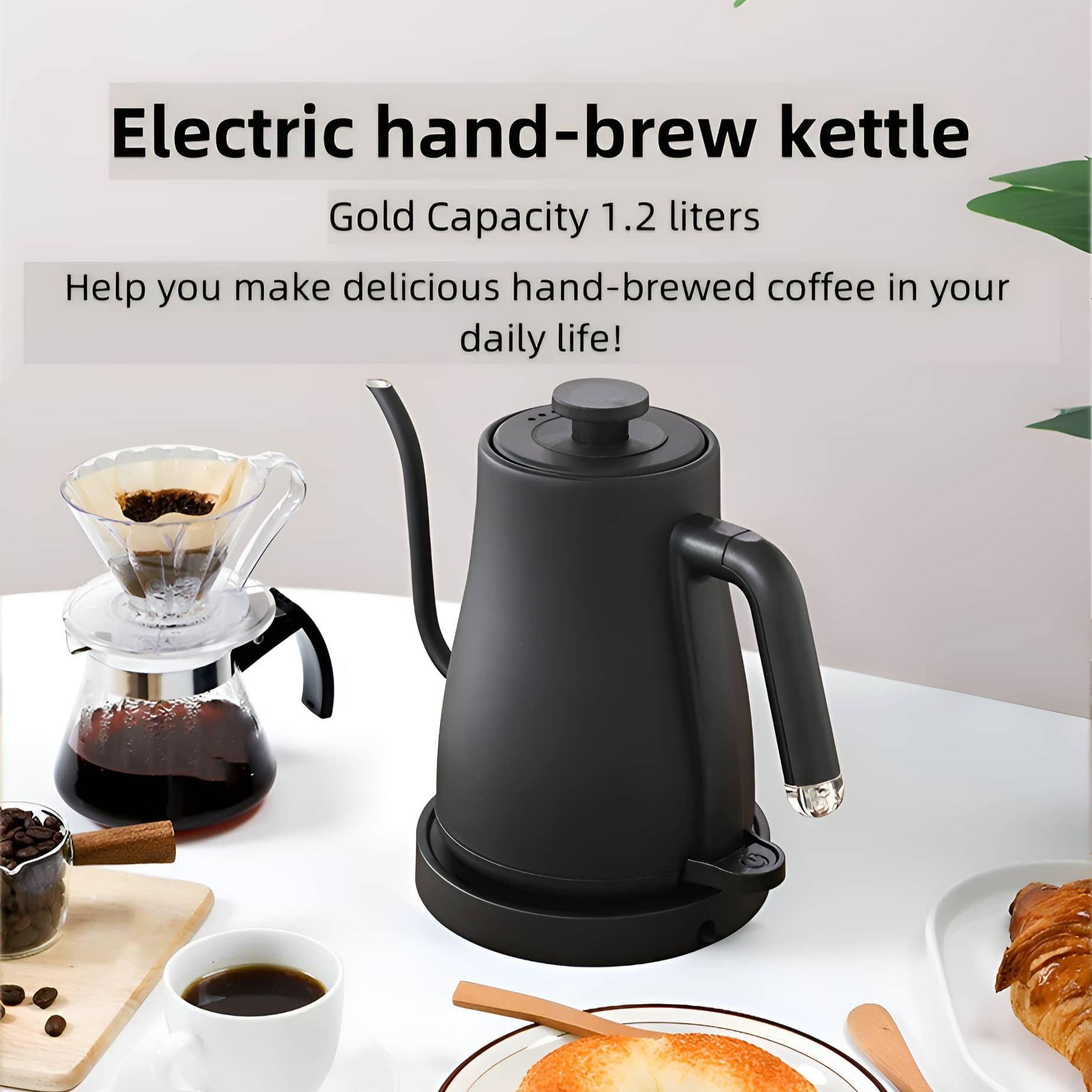 Schwarzer elektrischer Wasserkocher mit Schwanenhalsauslauf auf einem weißen Tisch mit Kaffee und Croissant.
