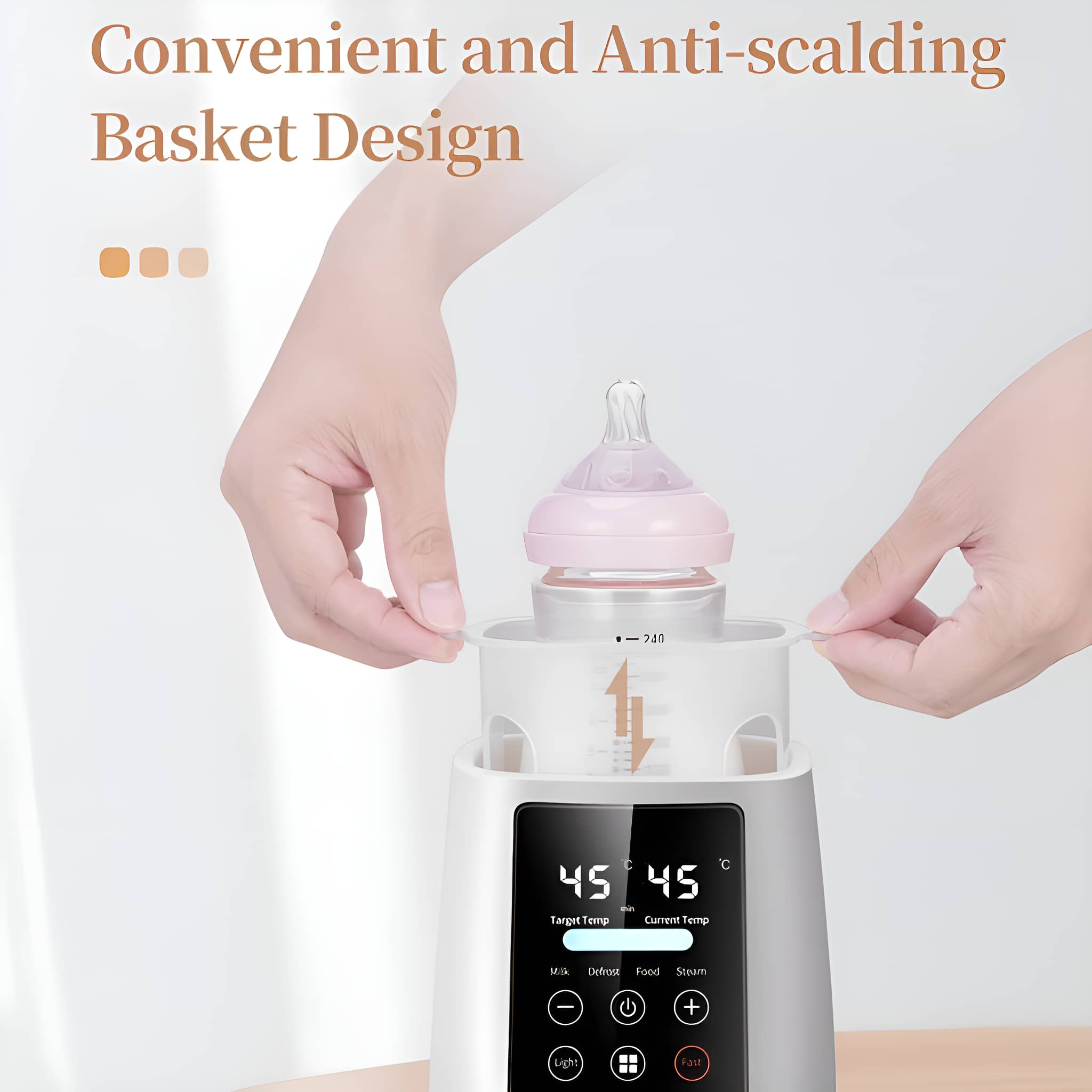 Babyflaschenwärmer mit Digitalanzeige. Zeigt 45 Grad, zwei Hände legen die Flasche hinein.