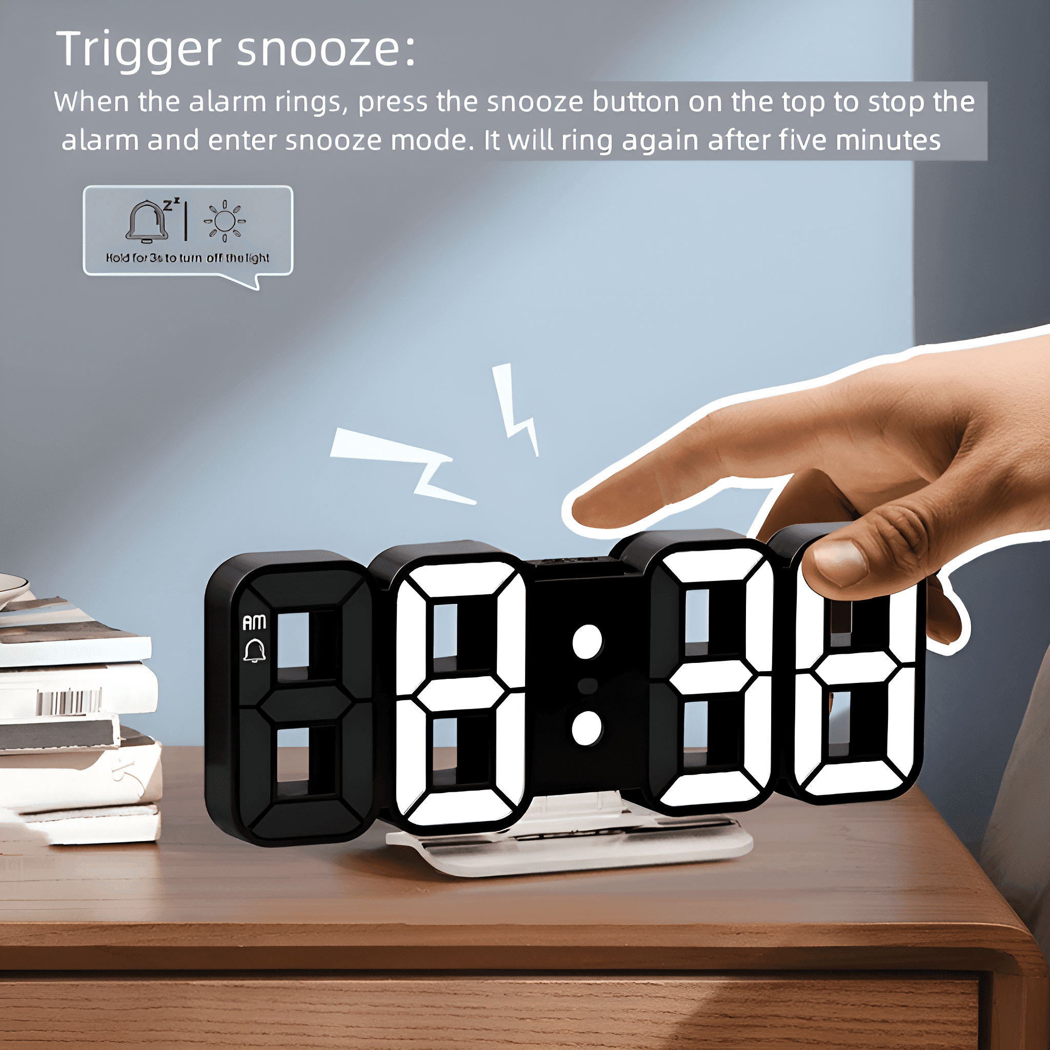 Digitaler Wecker auf einer Holzoberfläche. Eine Hand greift nach den Knöpfen der Uhr. Weißer Hintergrund.