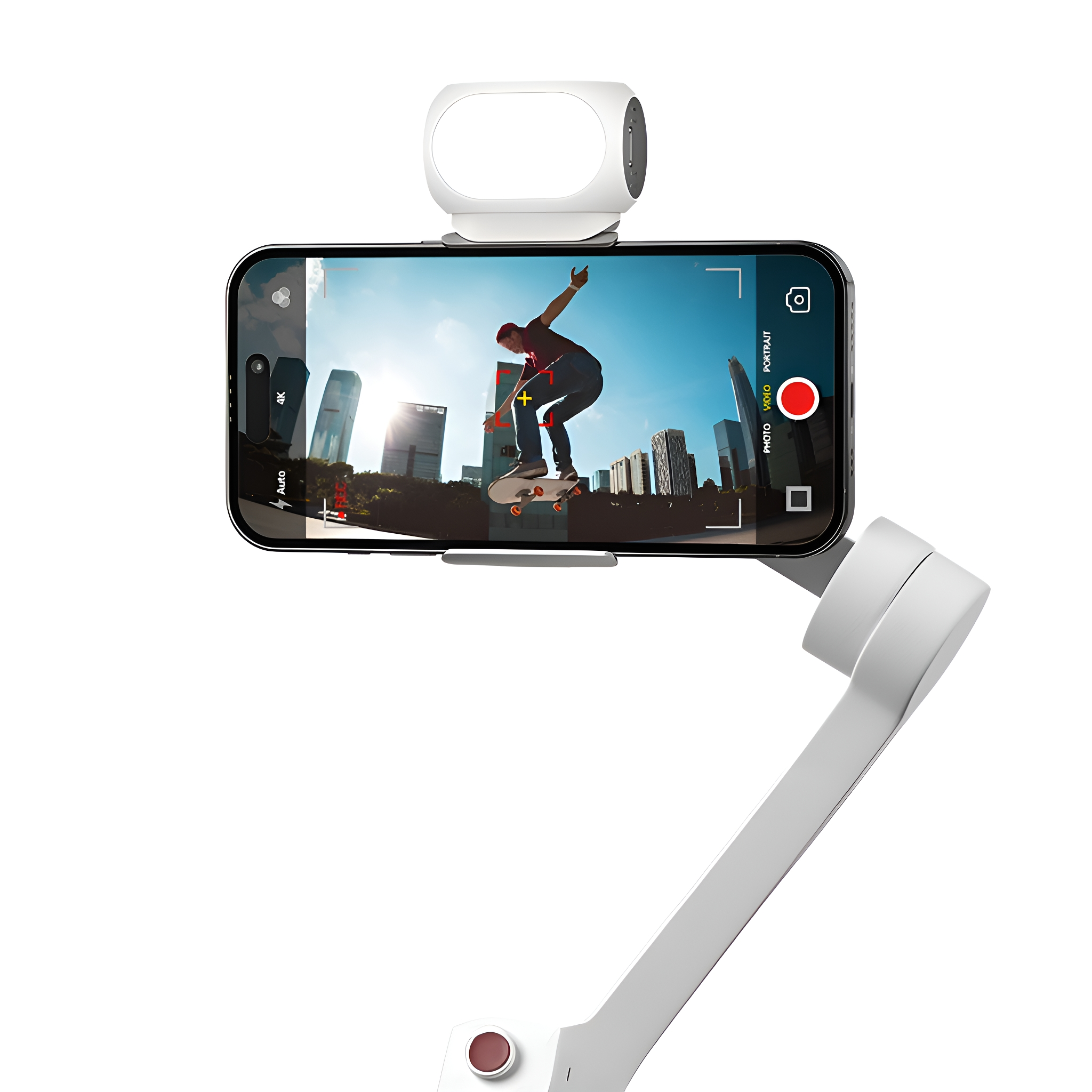 Smartphone auf Gimbal, filmt Skateboarder. Licht befestigt. Hintergrund zeigt Skyline.