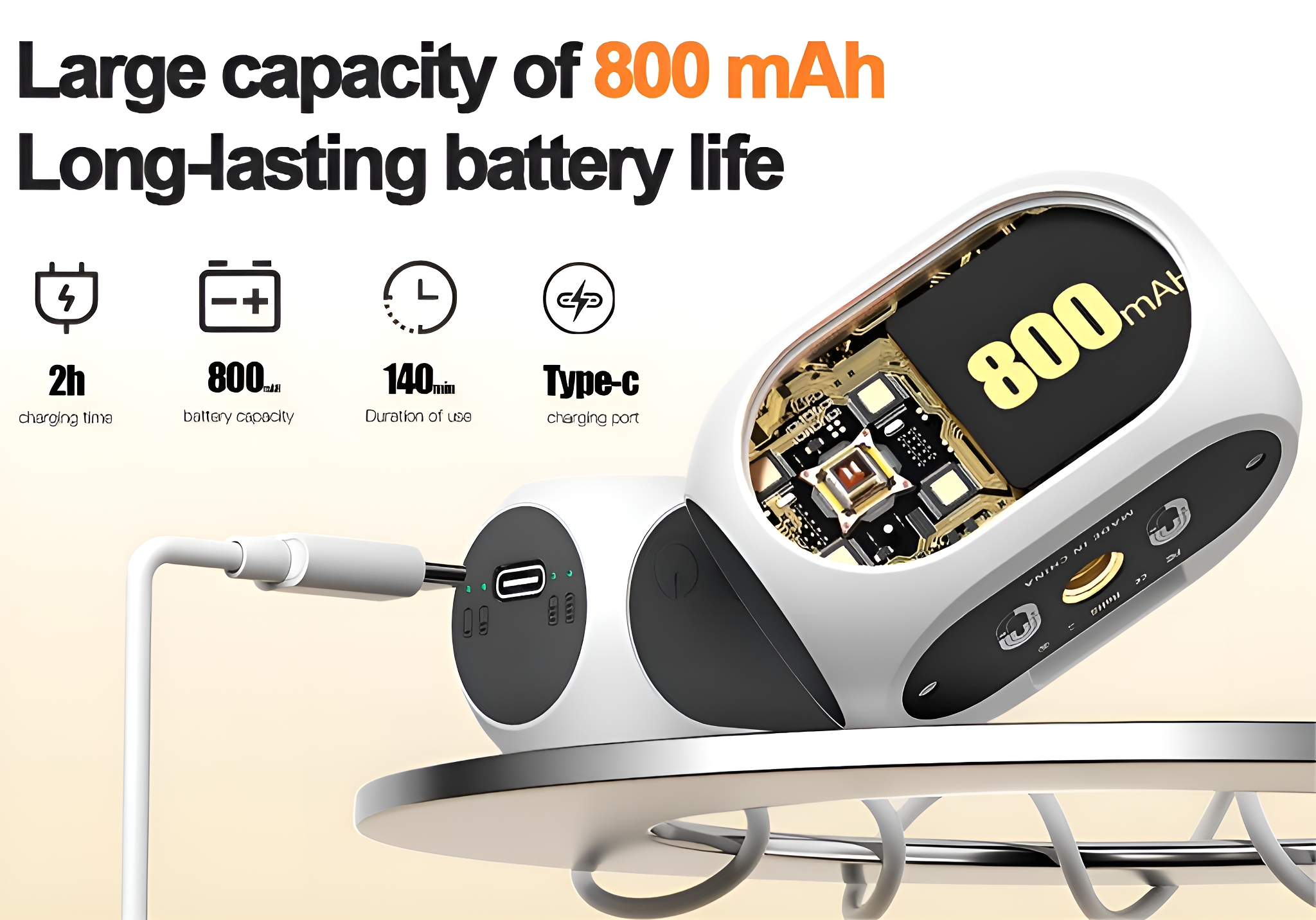 Ein weißes und schwarzes Gerät mit Ladekabel. Es zeigt Batteriekapazität und andere Funktionen.