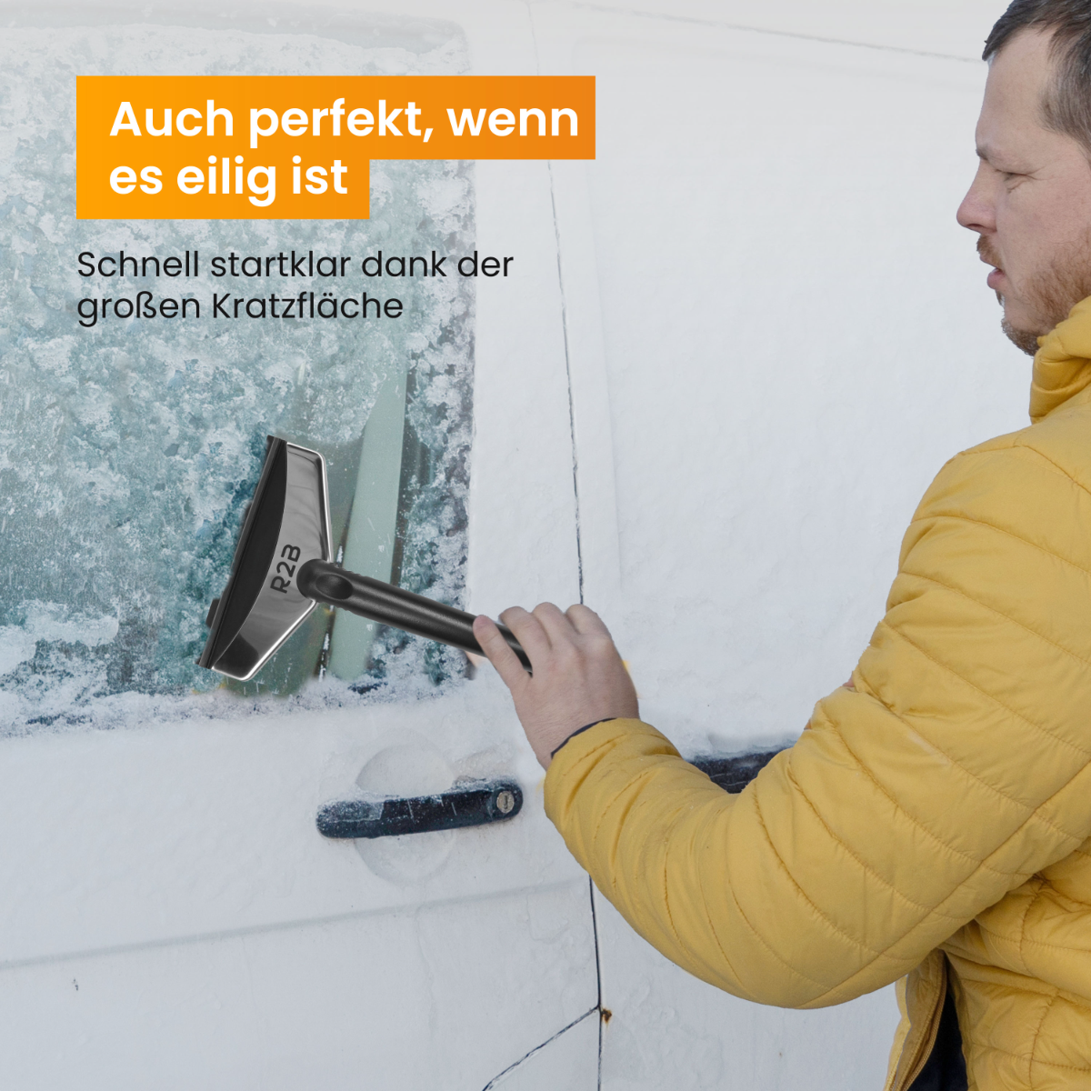 Een man krabt ijs van een witte bestelwagenruit met een ijskrabber.