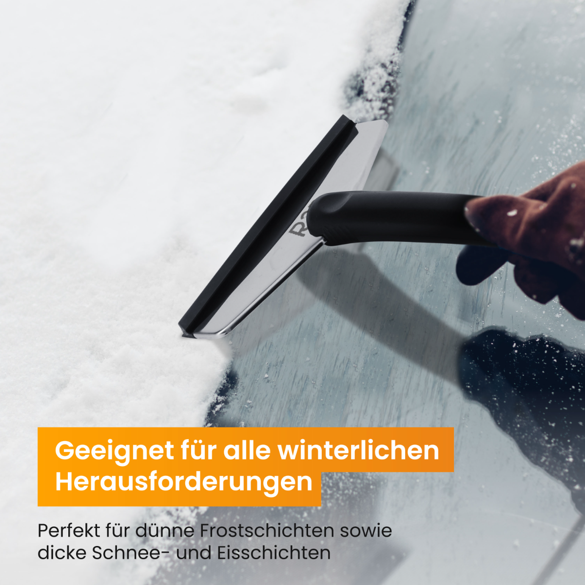 Een sneeuwkrabber verwijdert sneeuw van een raam. Tekst: 'Geschikt voor alle winterse uitdagingen'.