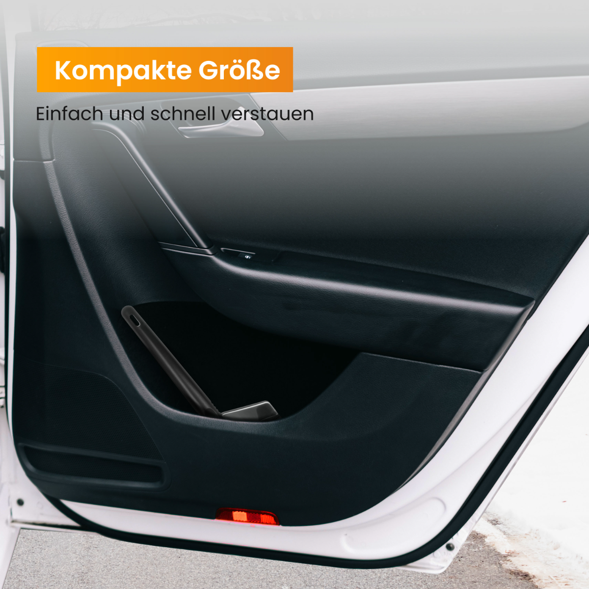 Interieur van autodeur. Zwart deurpaneel met opbergvak, rood licht. Tekst: Compact formaat.