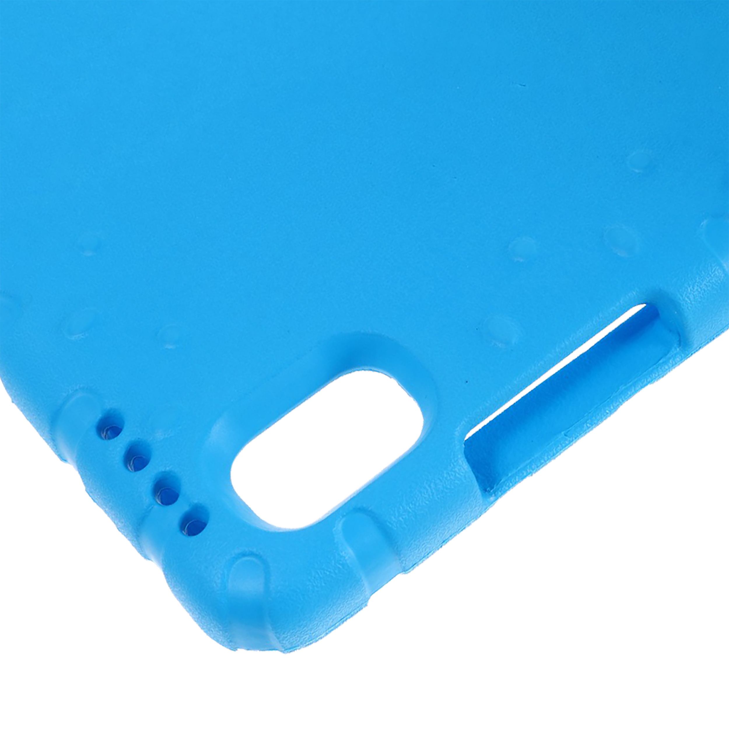 Nahaufnahme einer blauen Tablet-Hülle. Sie hat Aussparungen für Knöpfe und Löcher.