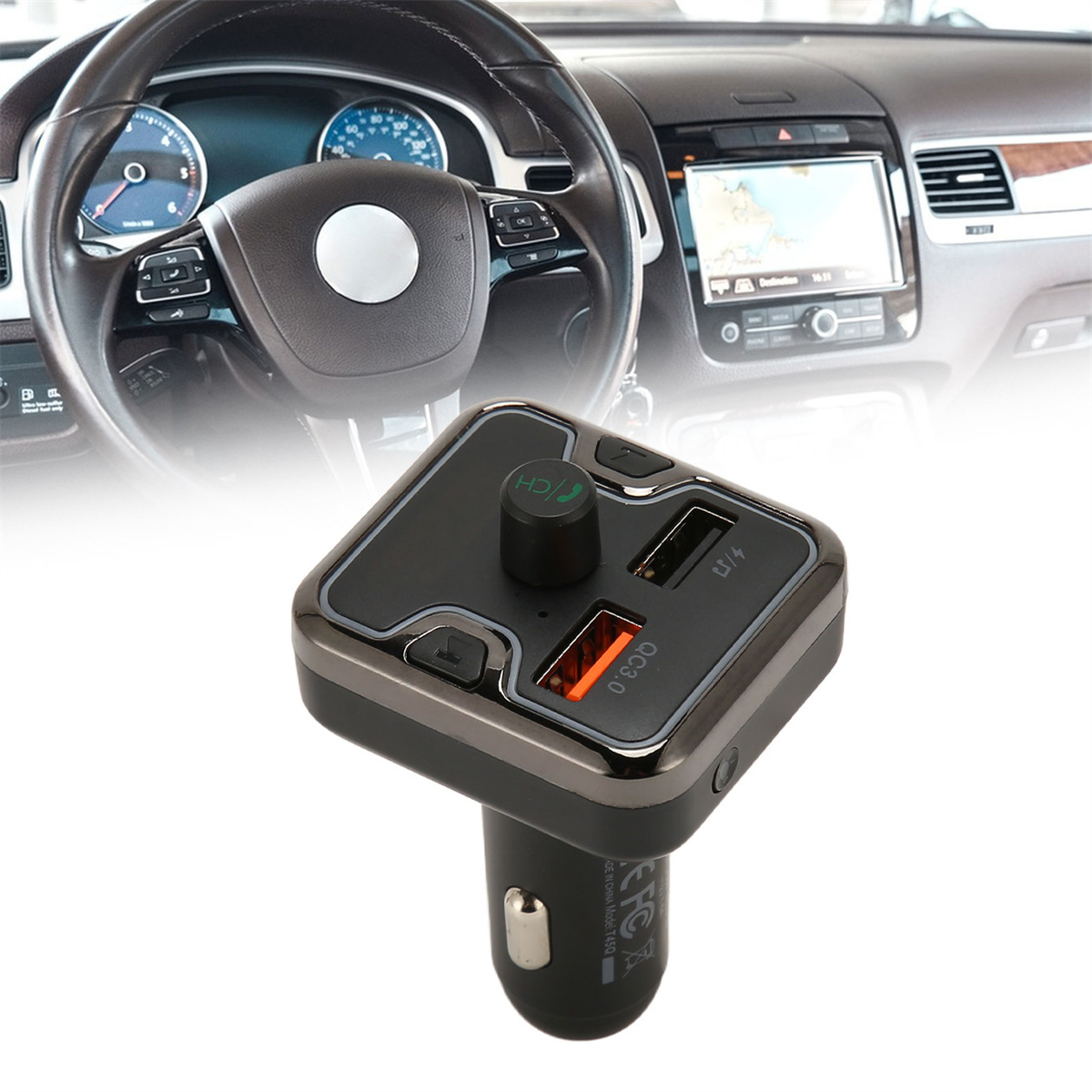 Ein schwarzes Autoladegerät mit USB-Anschlüssen und einem Einschalter wird gezeigt. Der Innenraum ist sichtbar.