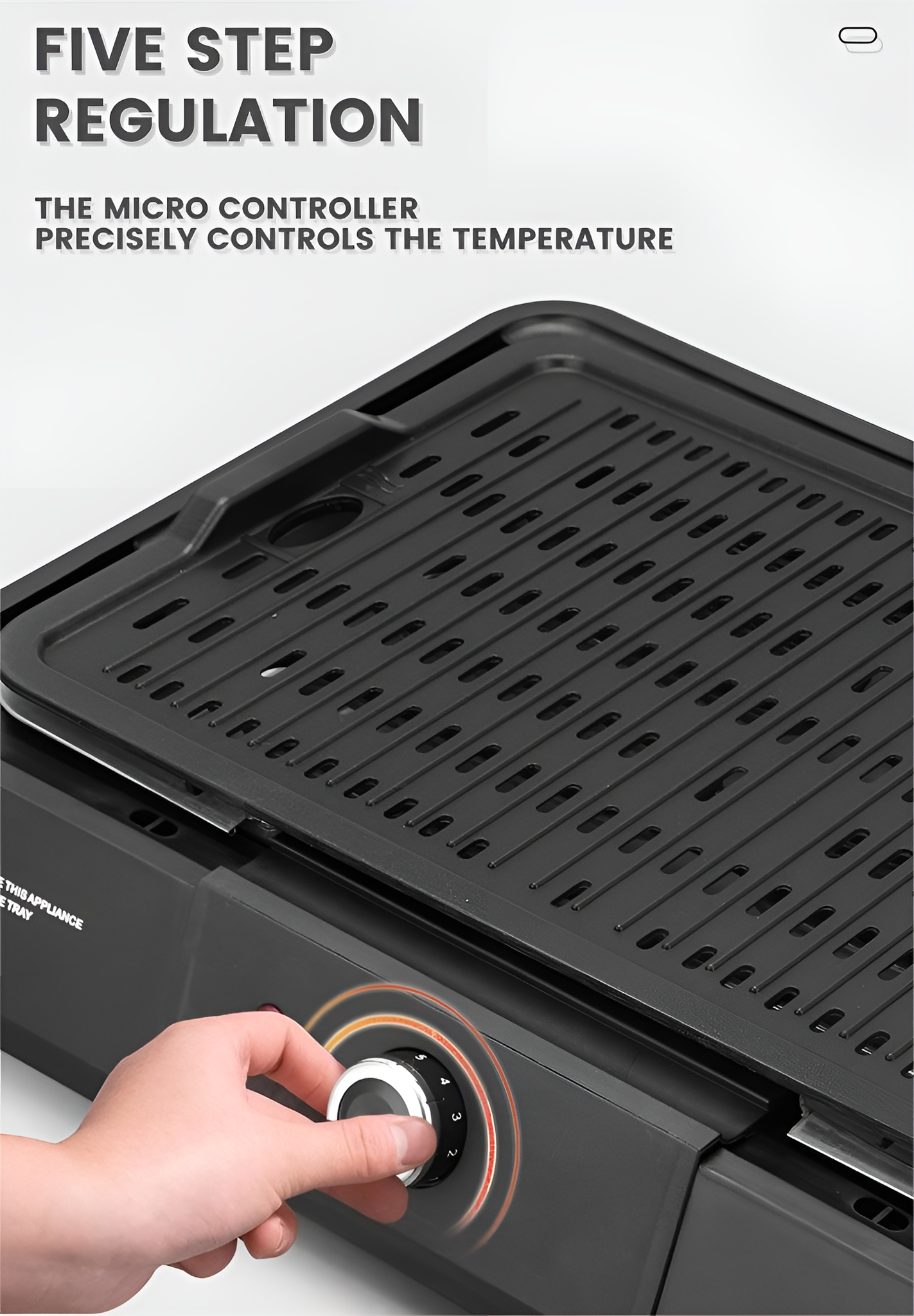 Draufsicht auf einen schwarzen Grill mit Drehknopf und dem Text 'FIVE STEP REGULATION'.
