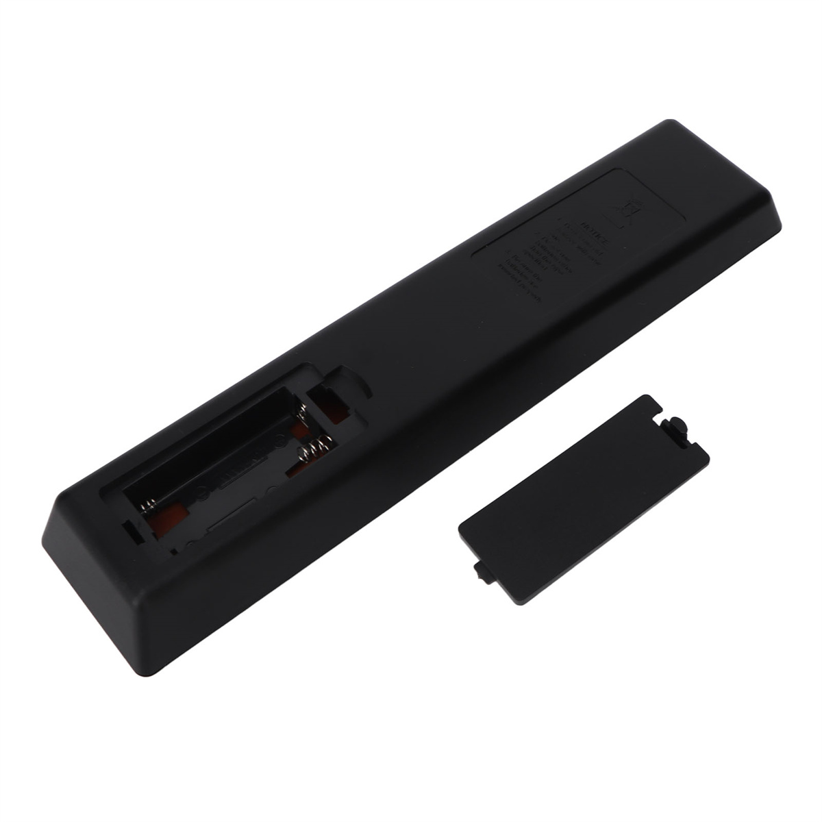 Schwarze Fernbedienung mit geöffnetem Batteriefach. Abdeckung daneben.