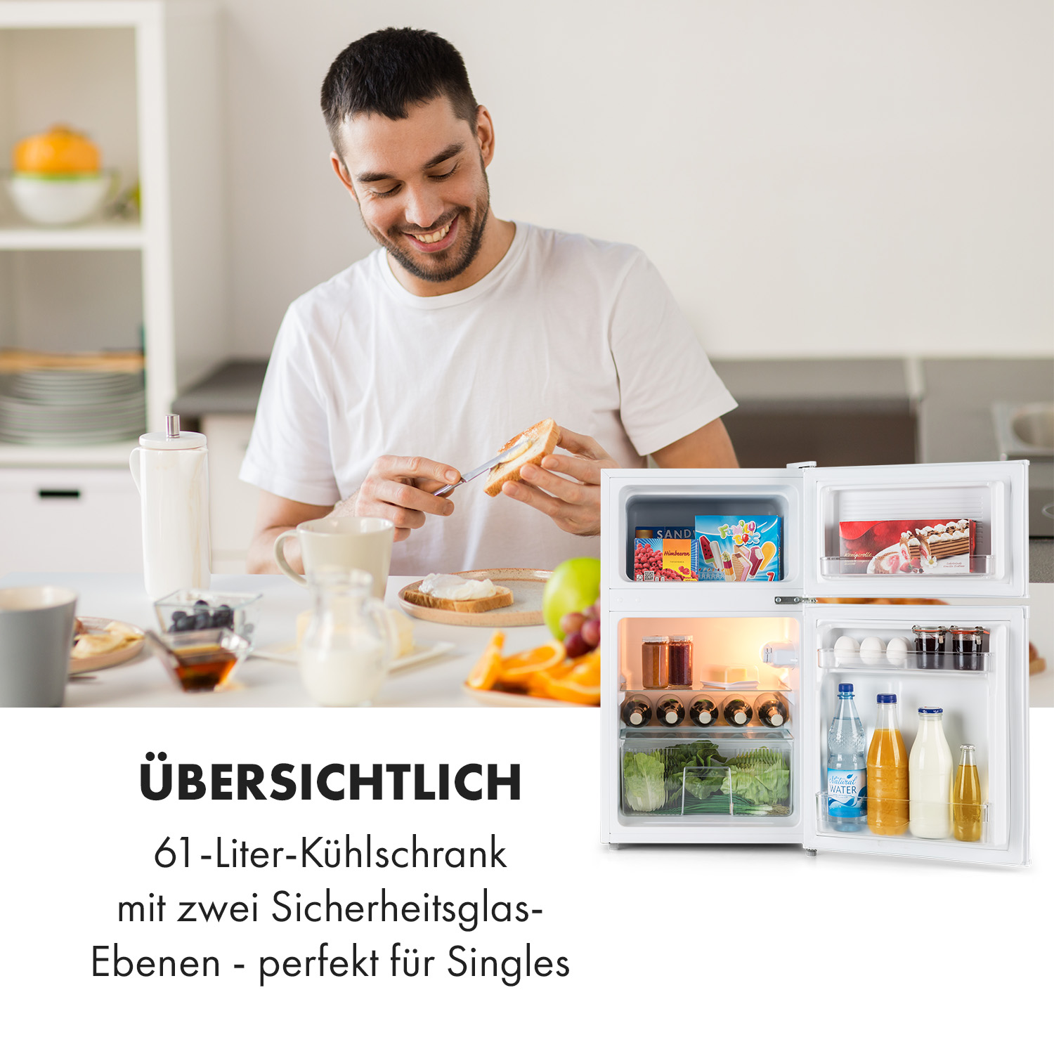 Uomo che prepara un sandwich davanti a un mini-frigorifero aperto. Vari alimenti.