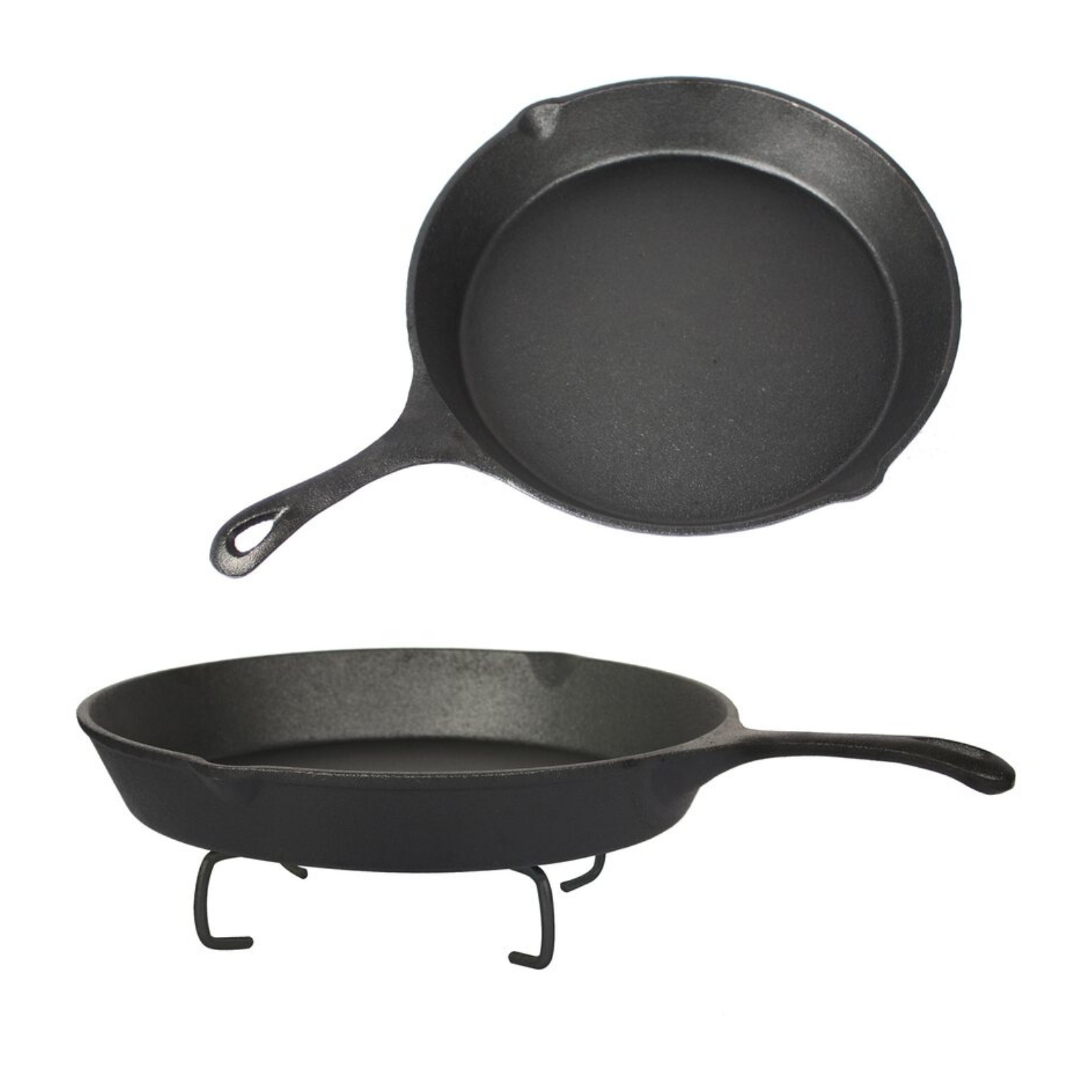 Zwei schwarze gusseiserne Bratpfannen. Eine wird von oben betrachtet, die andere von einem Winkel, auf einem Metallständer.