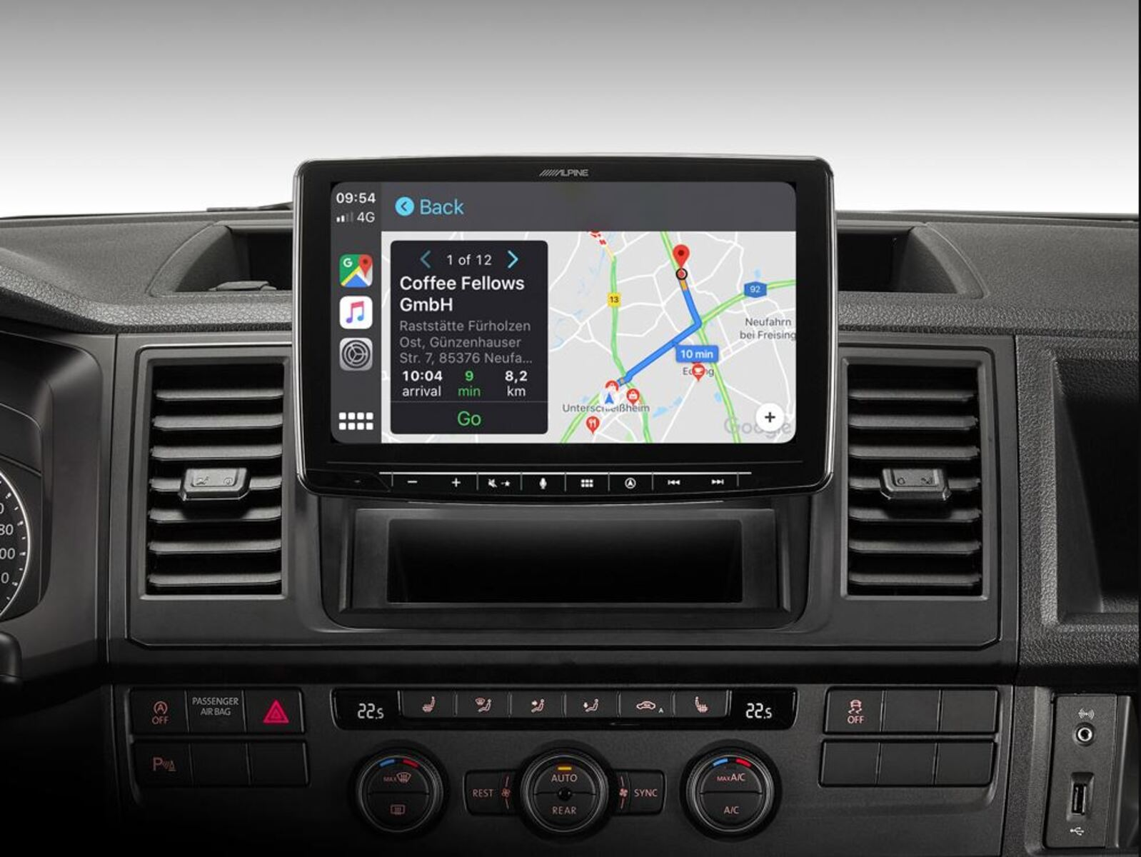 Armaturenbrett mit Alpine-Autoradio, das eine Navigationskarte anzeigt. Der Innenraum des Autos ist sichtbar.