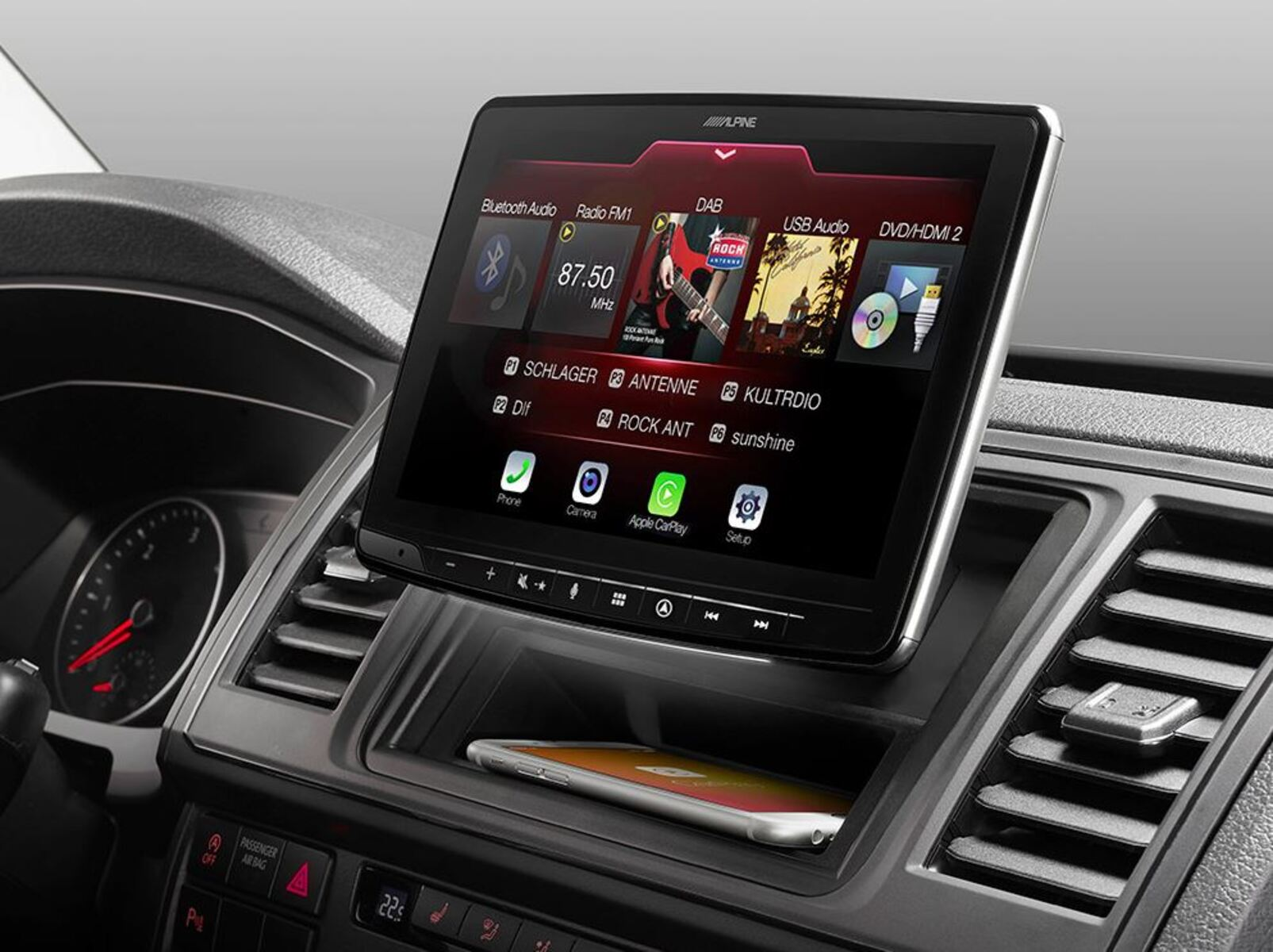 Aut Armaturenbrett mit einem Multimedia-Display, das Navigation und Musiksteuerung anzeigt.