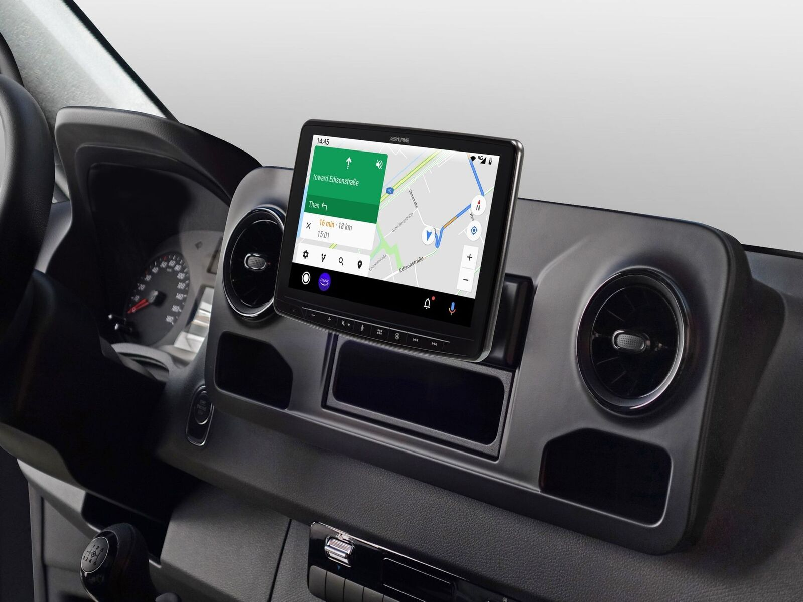 Armaturenbrett eines Autos mit Navigationsbildschirm, der eine Karte anzeigt. Das Alpine-Logo ist auf dem Bildschirm.