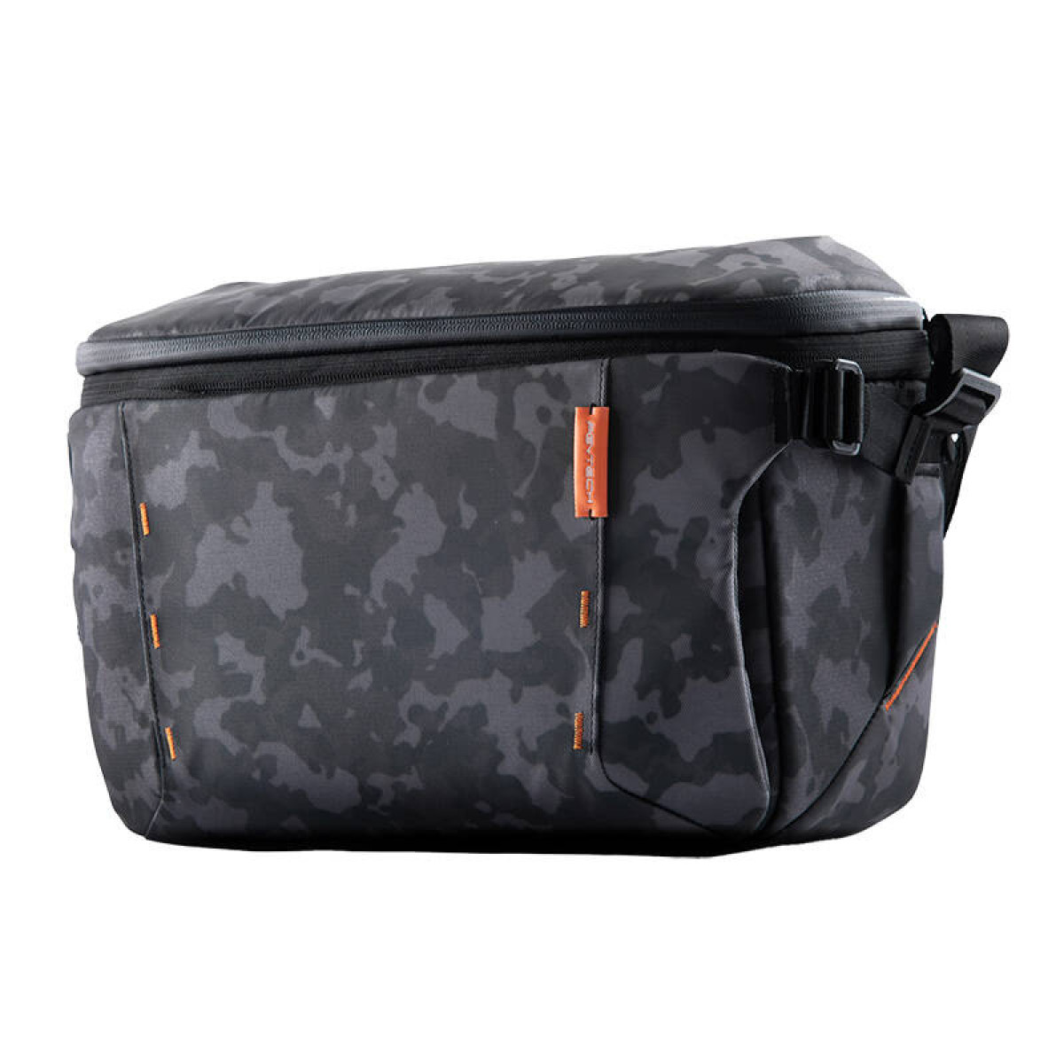 Una borsa per fotocamera mimetica grigio scuro con accenti arancioni.