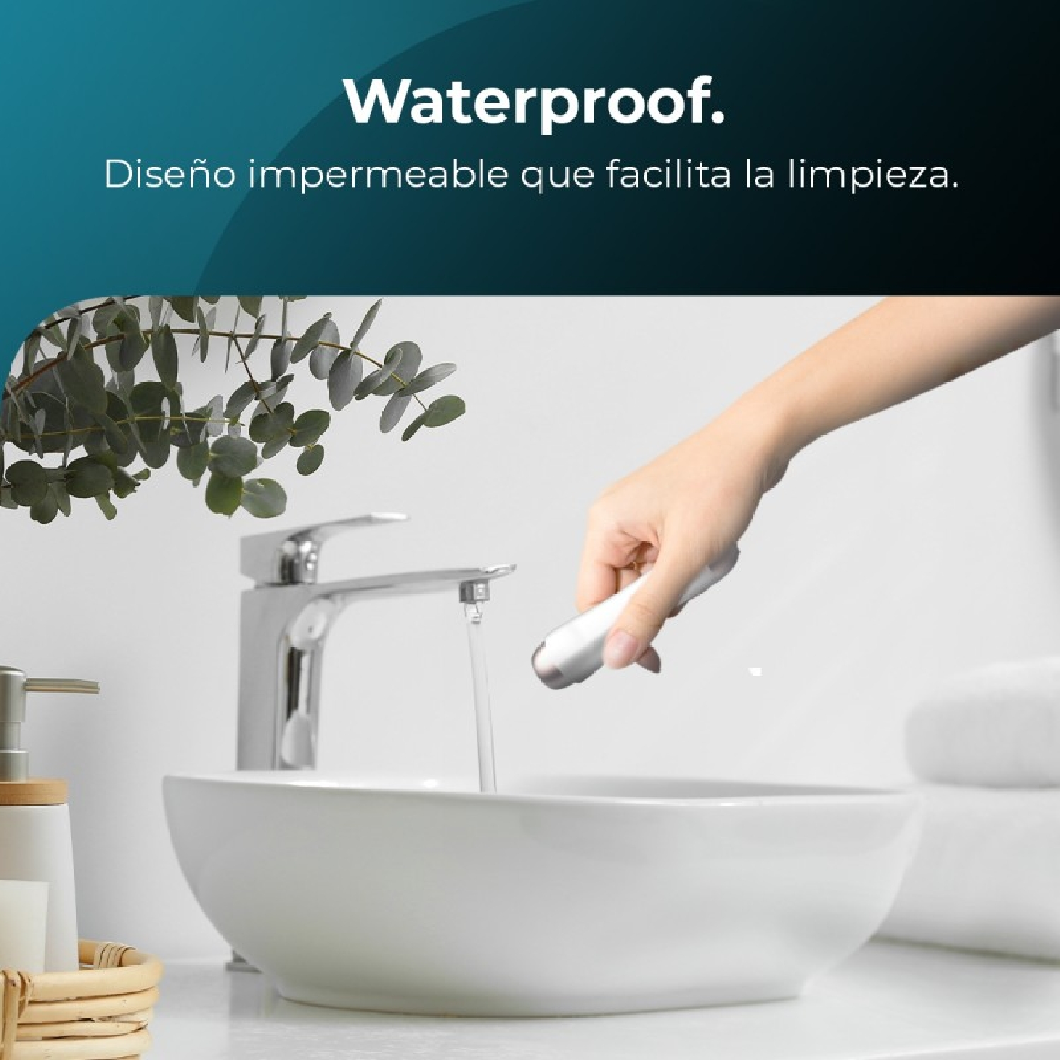 Una mujer sostiene un pequeño dispositivo sobre un lavabo. El agua corre hacia el lavabo.