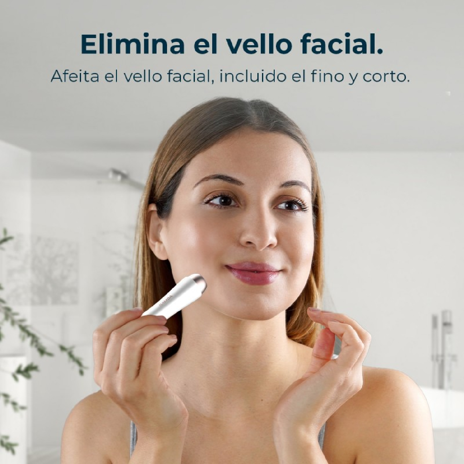 Mujer usando un depilador facial blanco. Está en un entorno de baño.