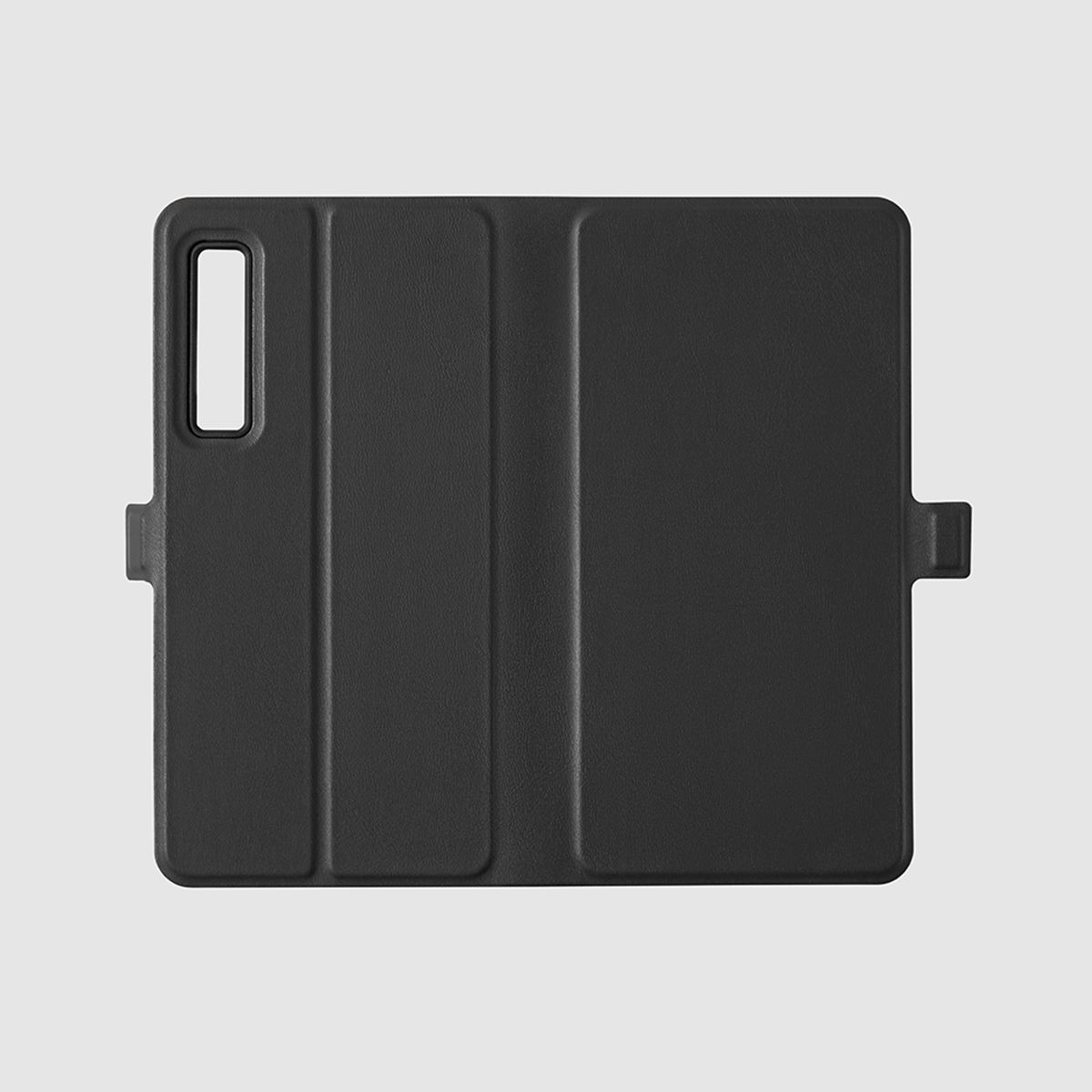 Eine geschlossene schwarze Leder-Handyhülle mit rechteckigem Kameraausschnitt und Magnetverschluss.