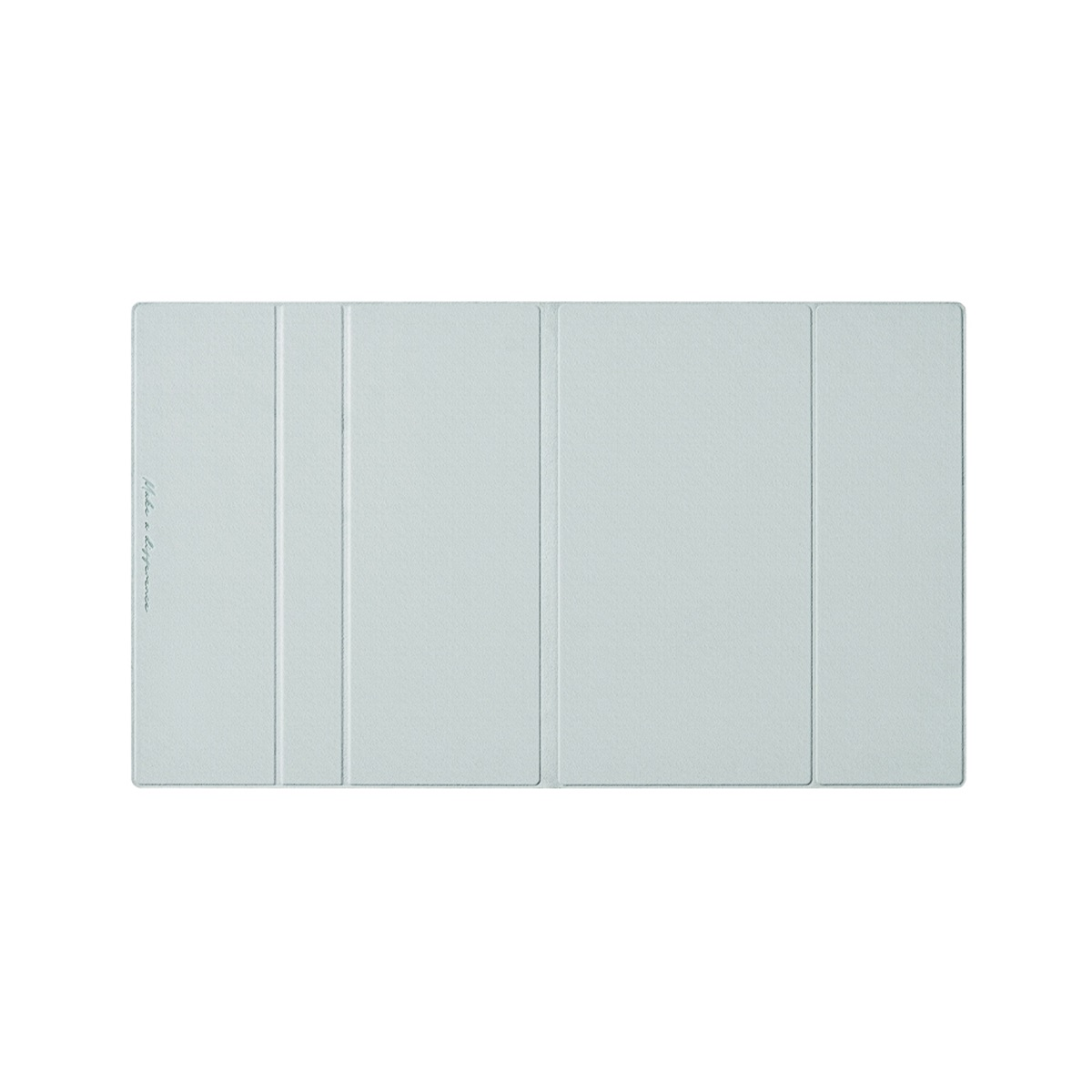 Superficie gris con líneas verticales, posiblemente una funda de tableta. Texto Hecho en Japón.