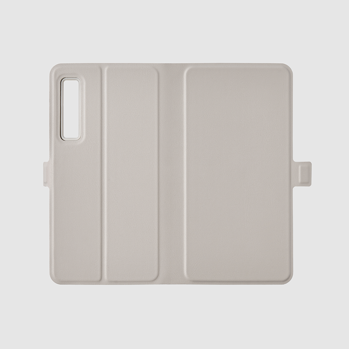 Una custodia per telefono grigio chiaro con apertura rettangolare per la fotocamera e chiusura magnetica.