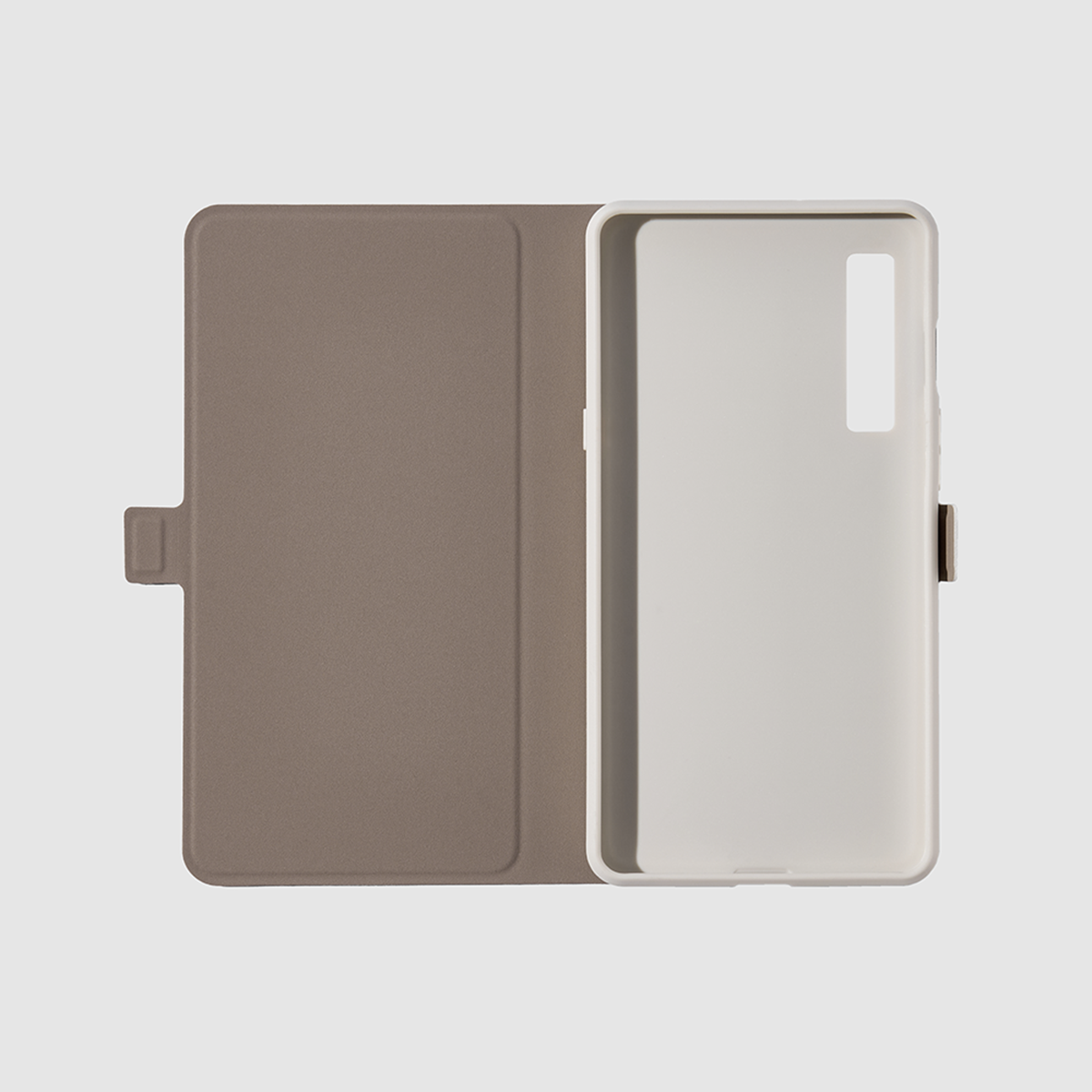 Custodia per smartphone aperta, con telefono all'interno. Esterno marrone similpelle, interno bianco.