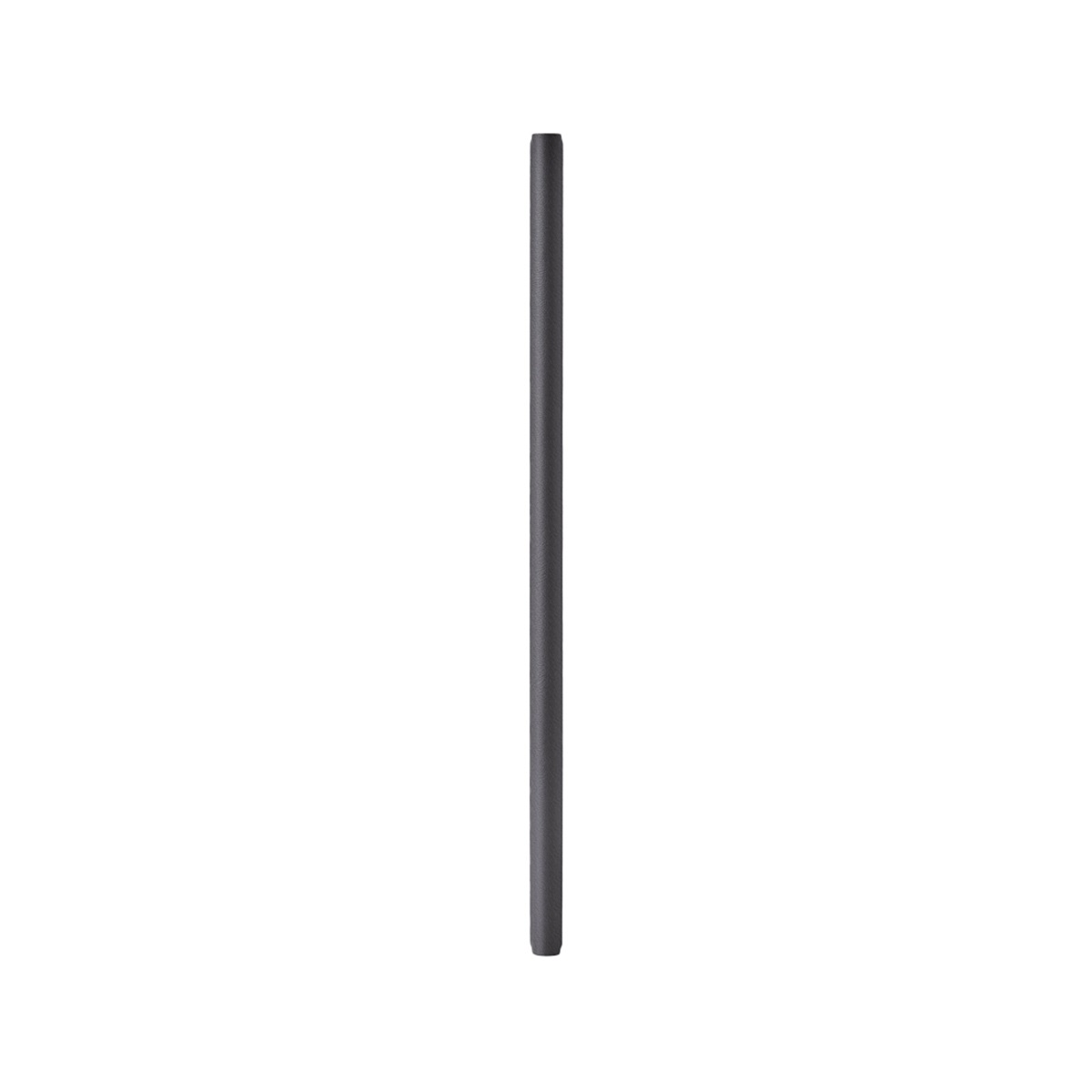 Un objeto rectangular, largo y delgado de color gris oscuro sobre fondo blanco.