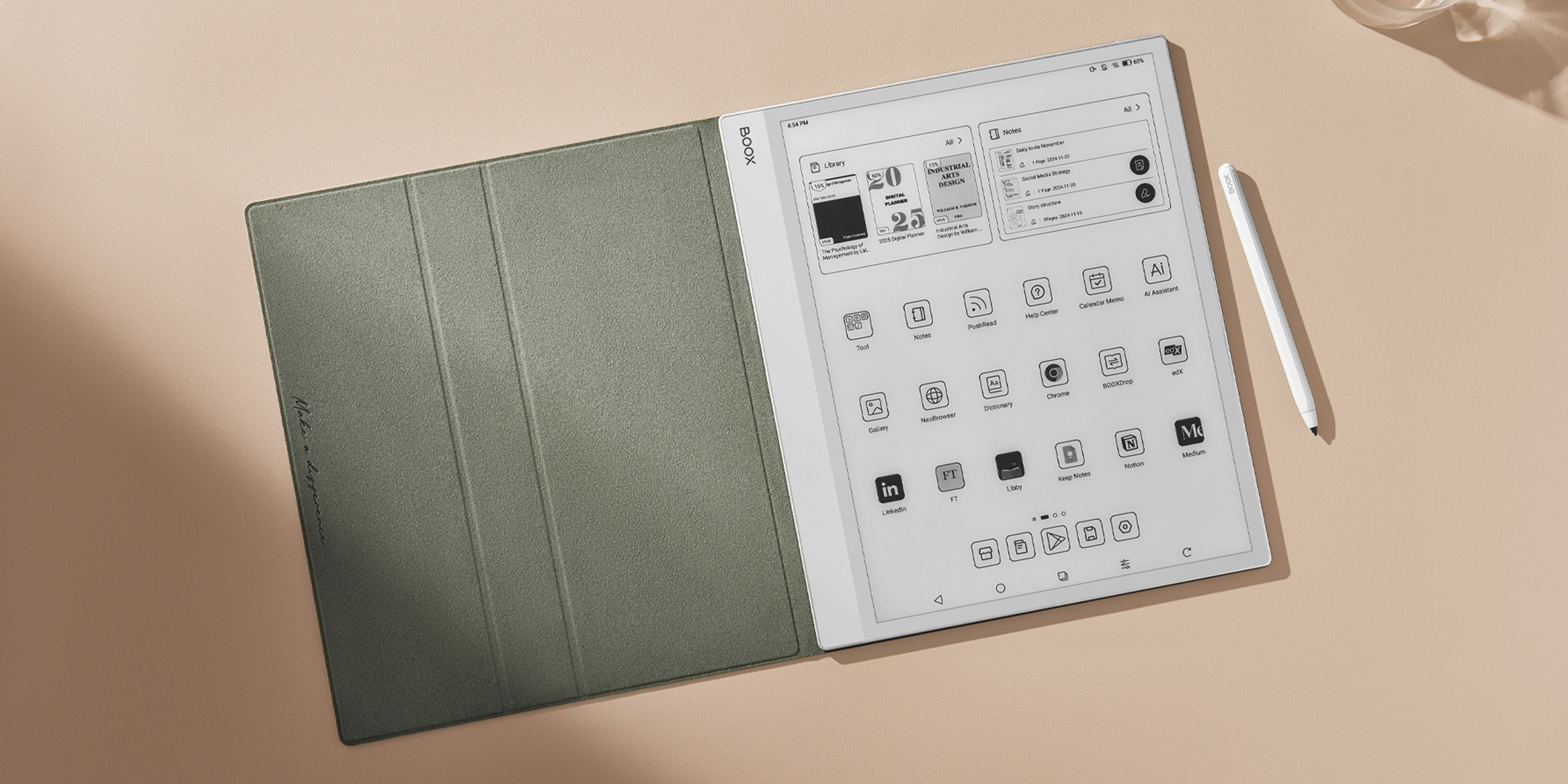 Tableta con un lápiz óptico. La tableta está abierta con una funda. Fondo beige.