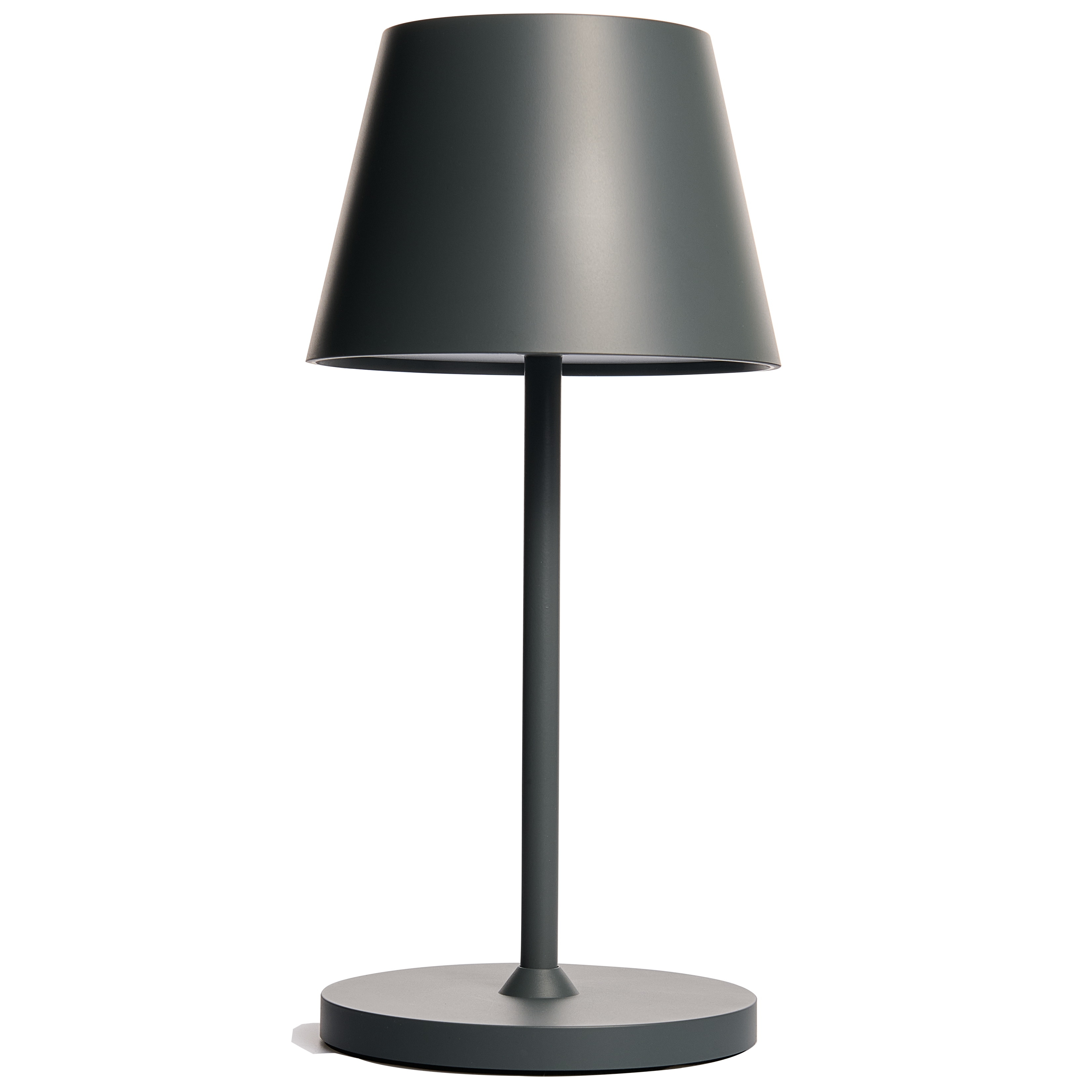 Graue Lampe mit schwarzem Lampenschirm. Schwarzer Hintergrund.