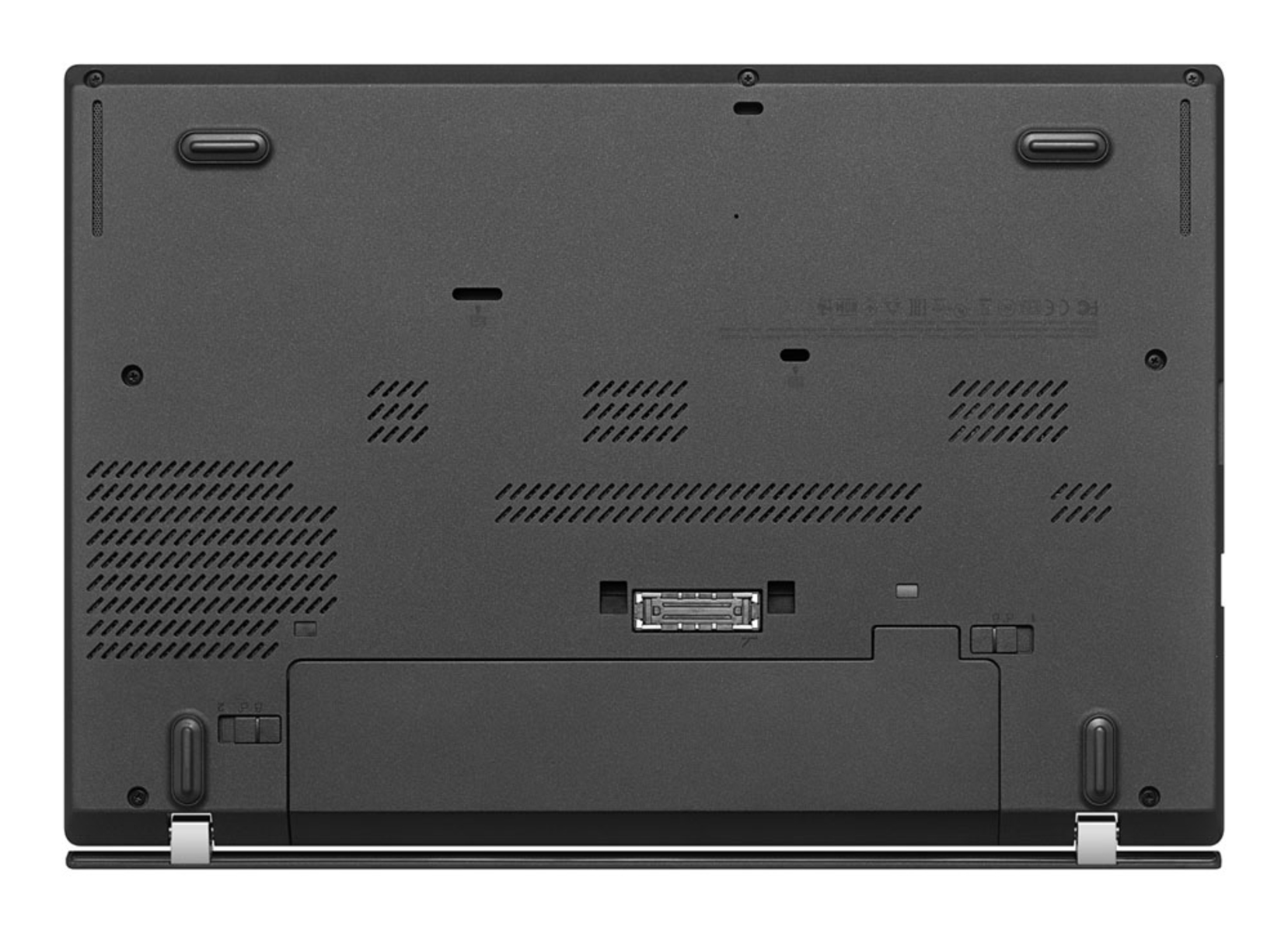 Die Unterseite eines schwarzen Laptops mit Lüftungsschlitzen, einem Anschluss und einem Akkufach.