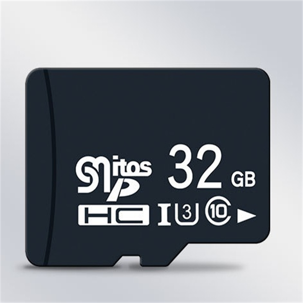 Eine schwarze SD-Karte mit weißem Text und Logos vor weißem Hintergrund.