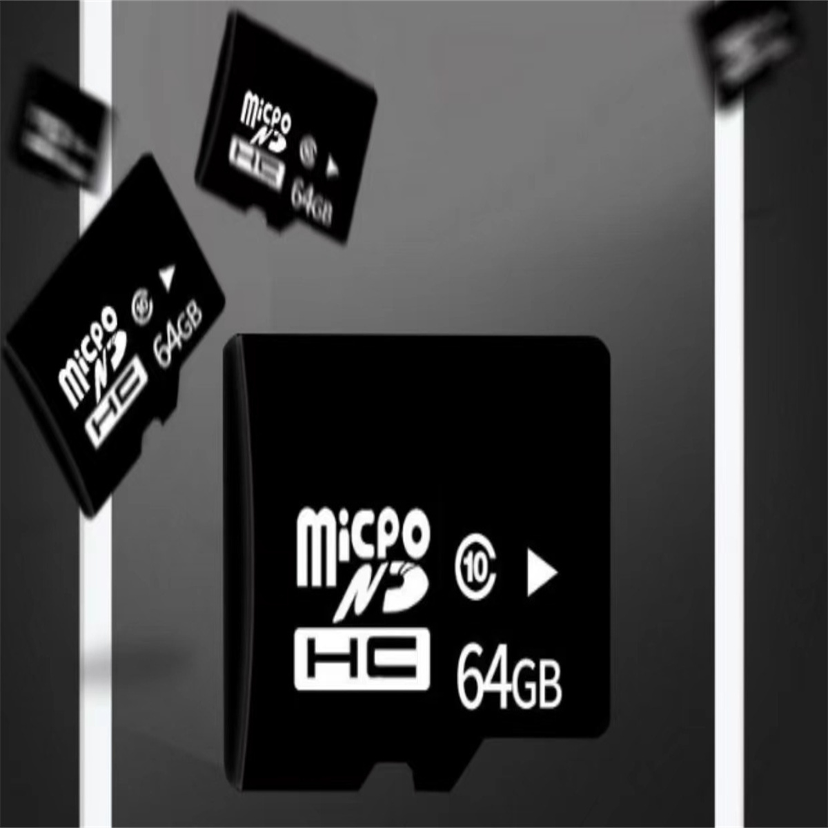 Schwarze 64GB microSD-Karten. Karten sind verstreut. Hintergrund: Grauer Farbverlauf. Nahaufnahme.