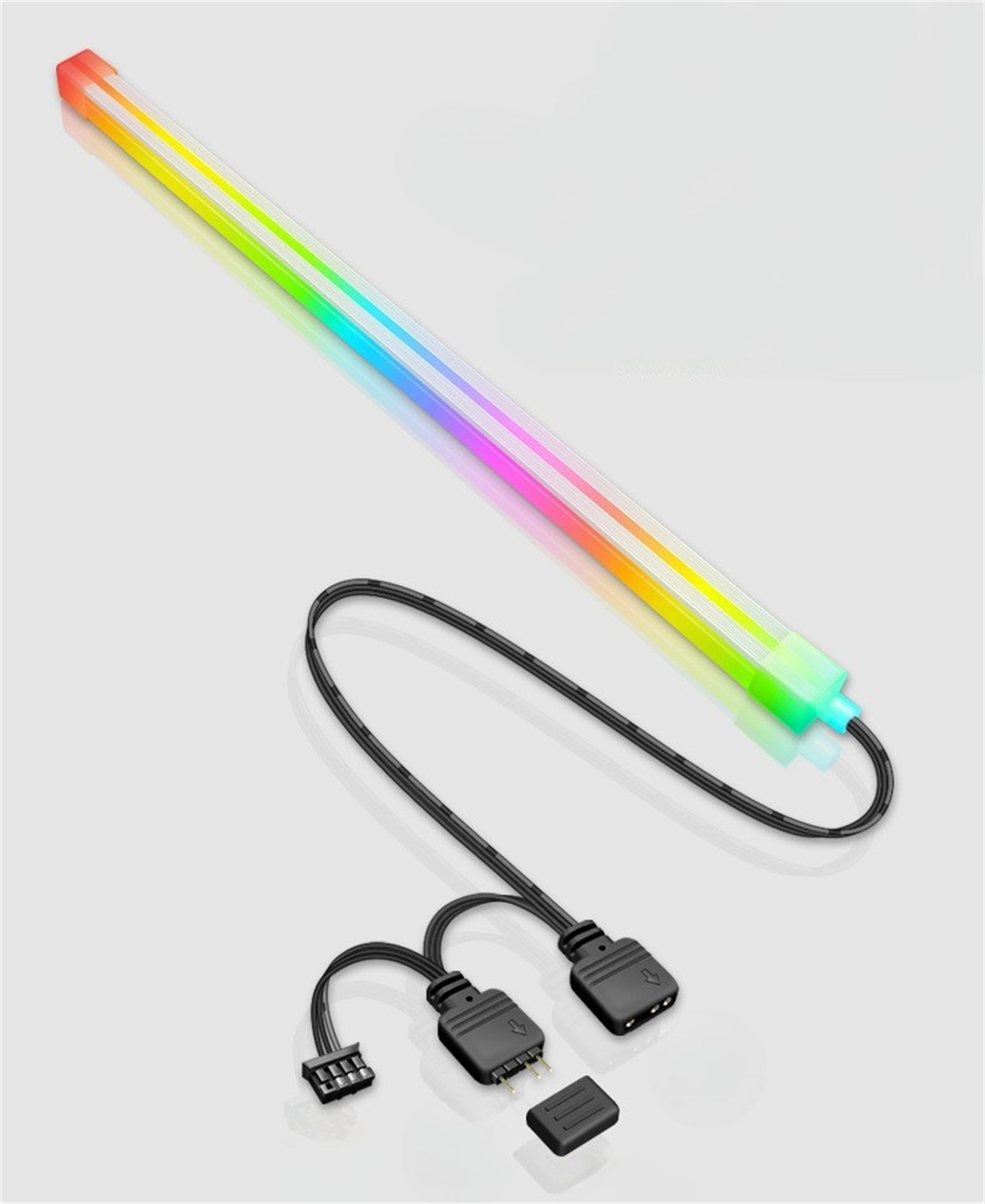 RGB-LED-Streifenlicht mit Steckern und Stromkabeln auf weißer Oberfläche.