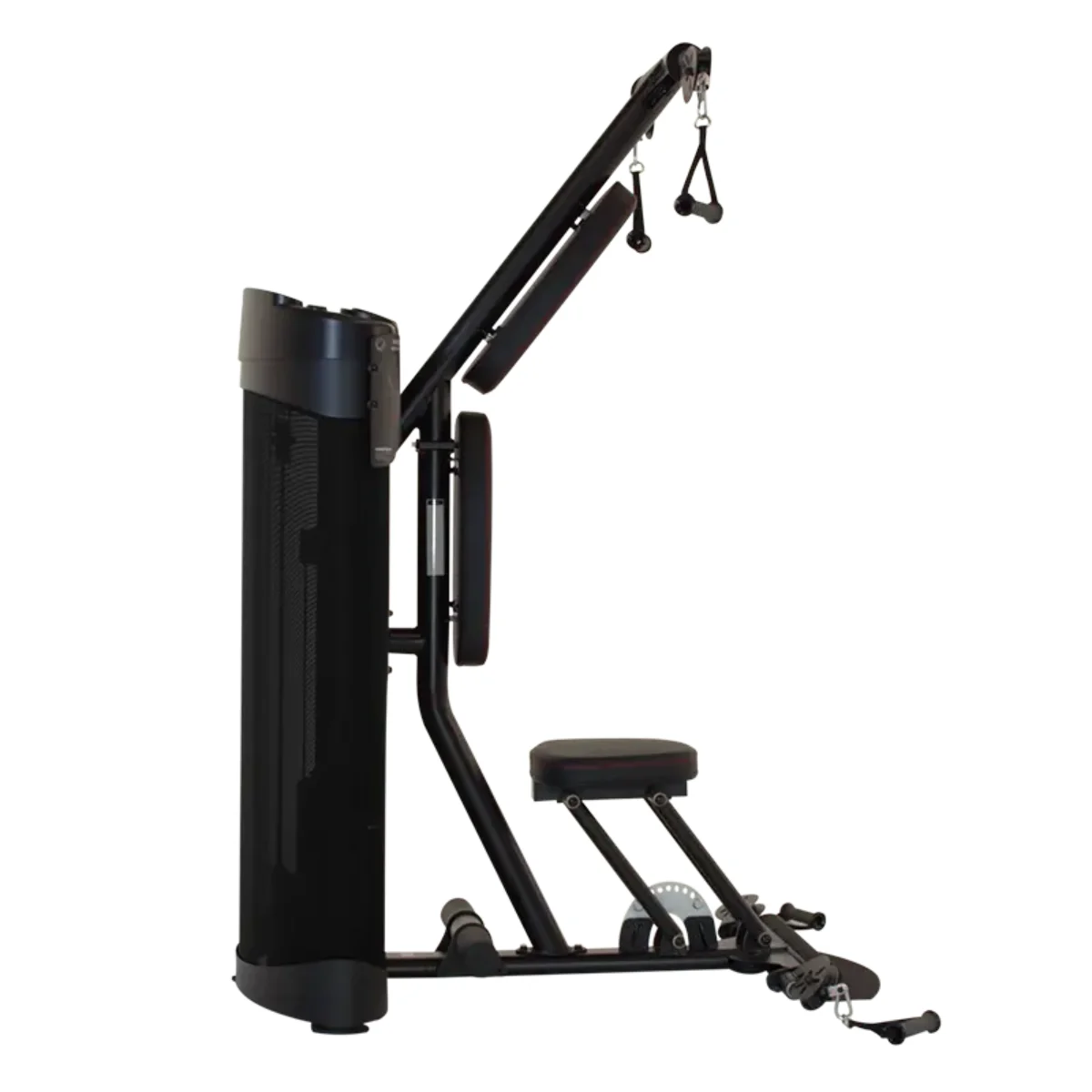 Een zwarte fitnessmachine met een zitting, gewichten en kabels op een witte achtergrond.