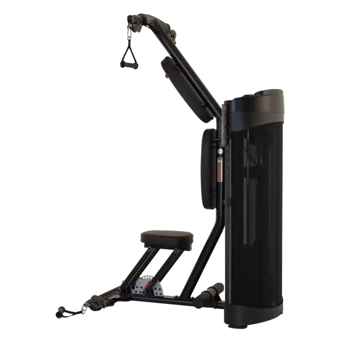 Zwarte fitnessmachine met zitje, gewichten en een kabel om te trekken, geïsoleerd op witte achtergrond.