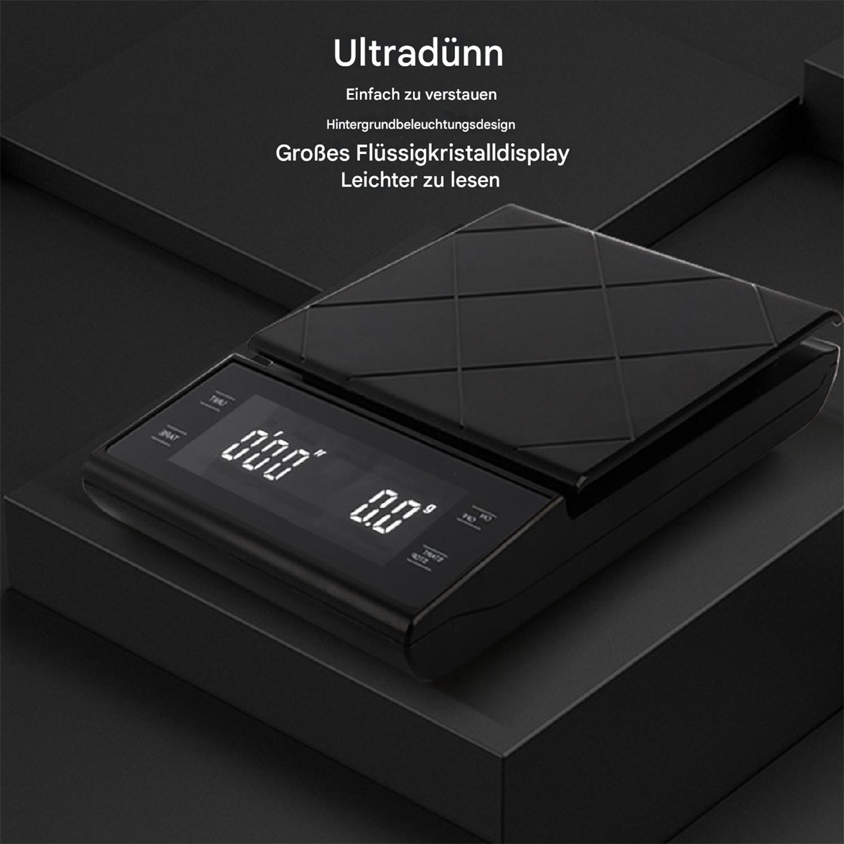Schwarze digitale Küchenwaage mit Display auf dunkelgrauer Oberfläche.
